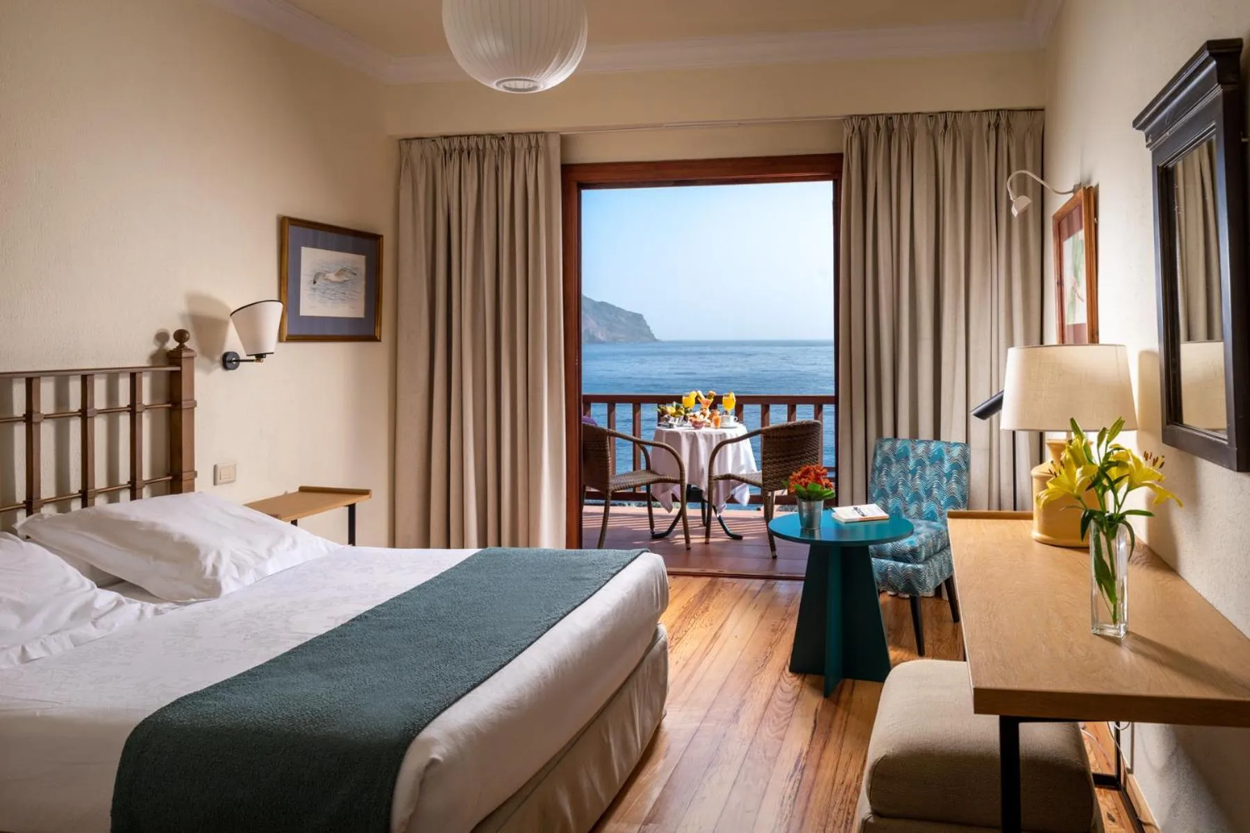 Balcony/Terrace, Bed in Parador de El Hierro