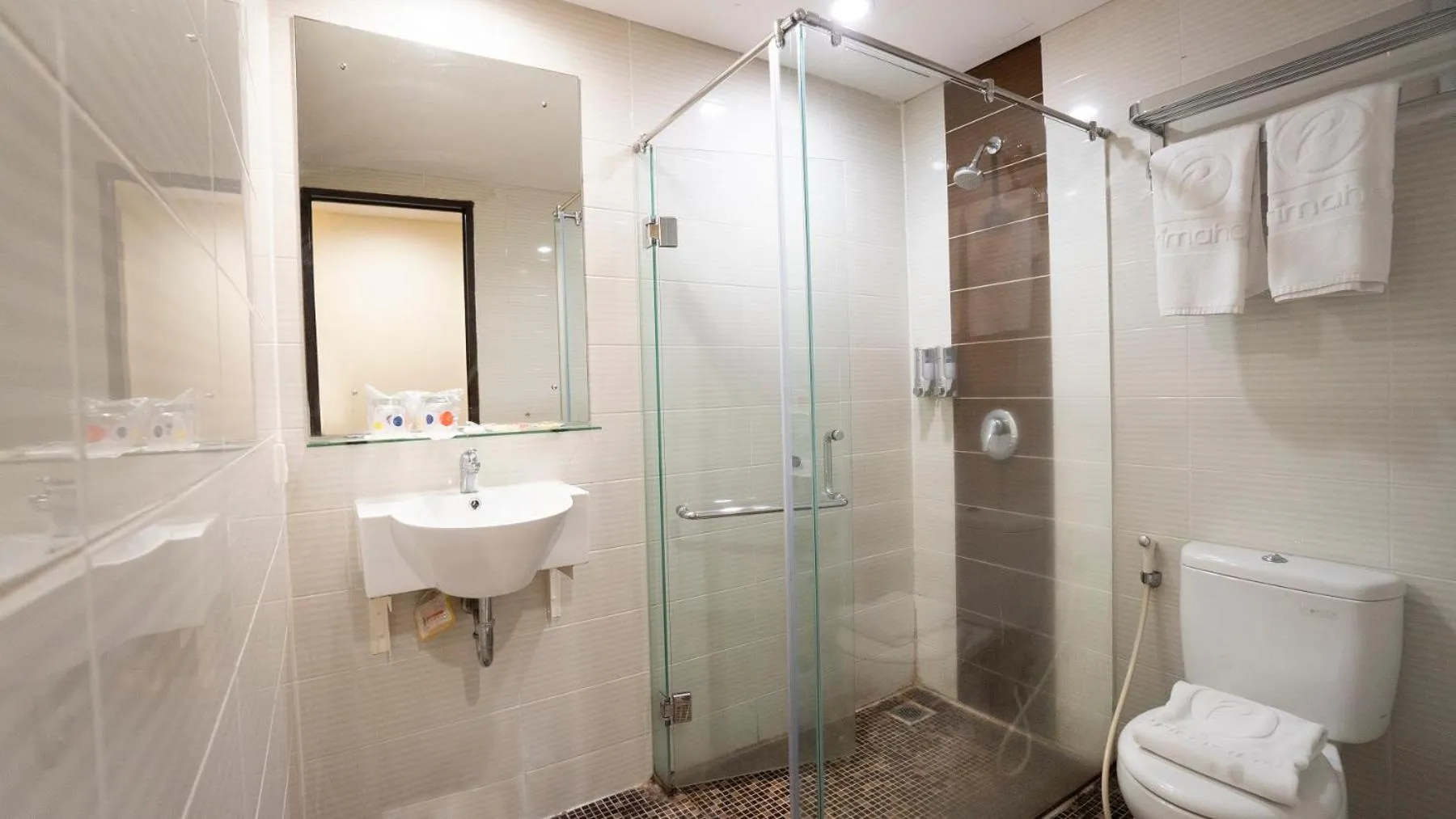 Bathroom in d'primahotel Airport Jakarta 1