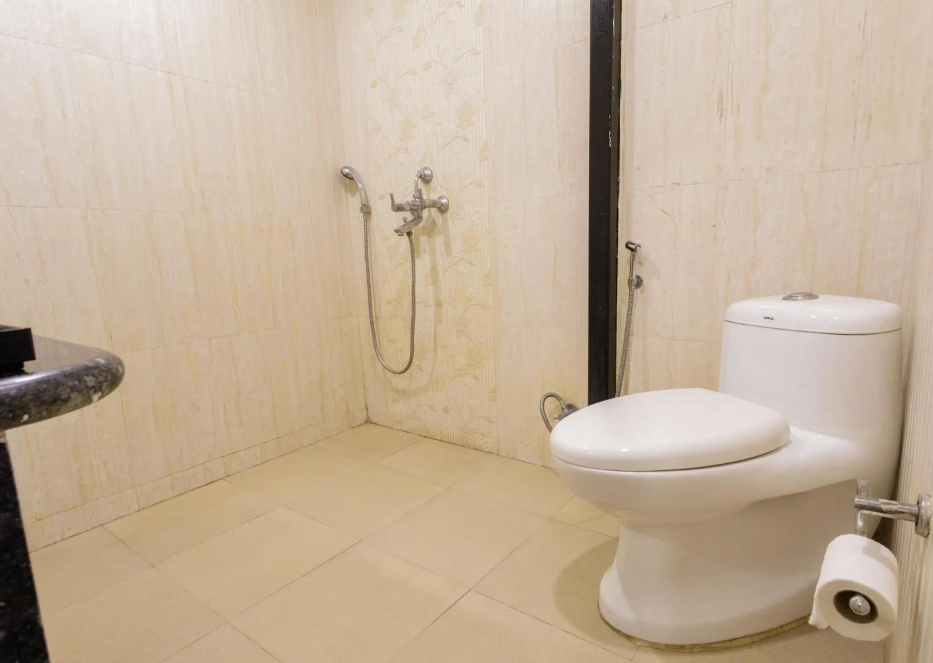 Bathroom in La Vaiencia Beach Resort, Morjim