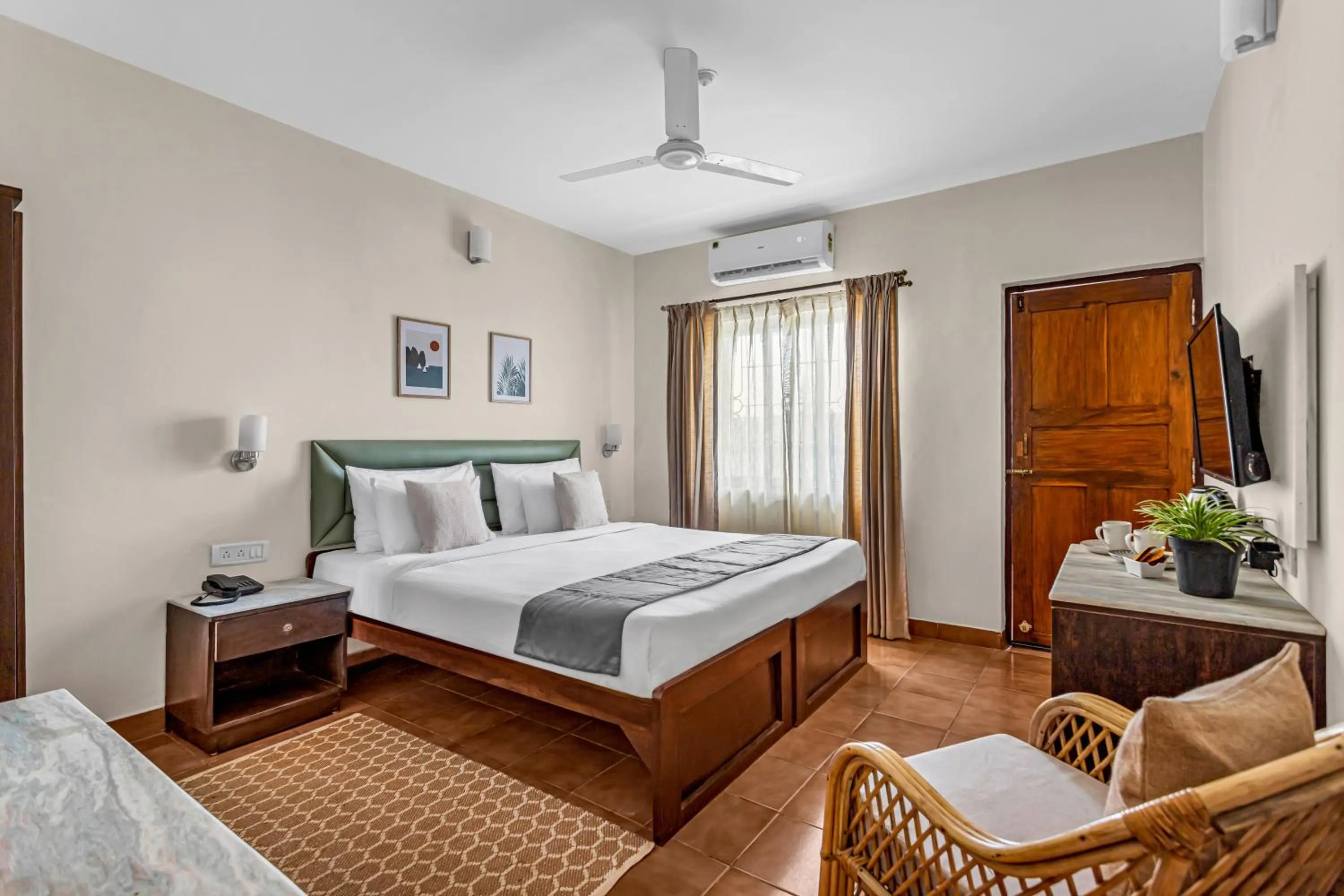 Bed in La Vaiencia Beach Resort, Morjim