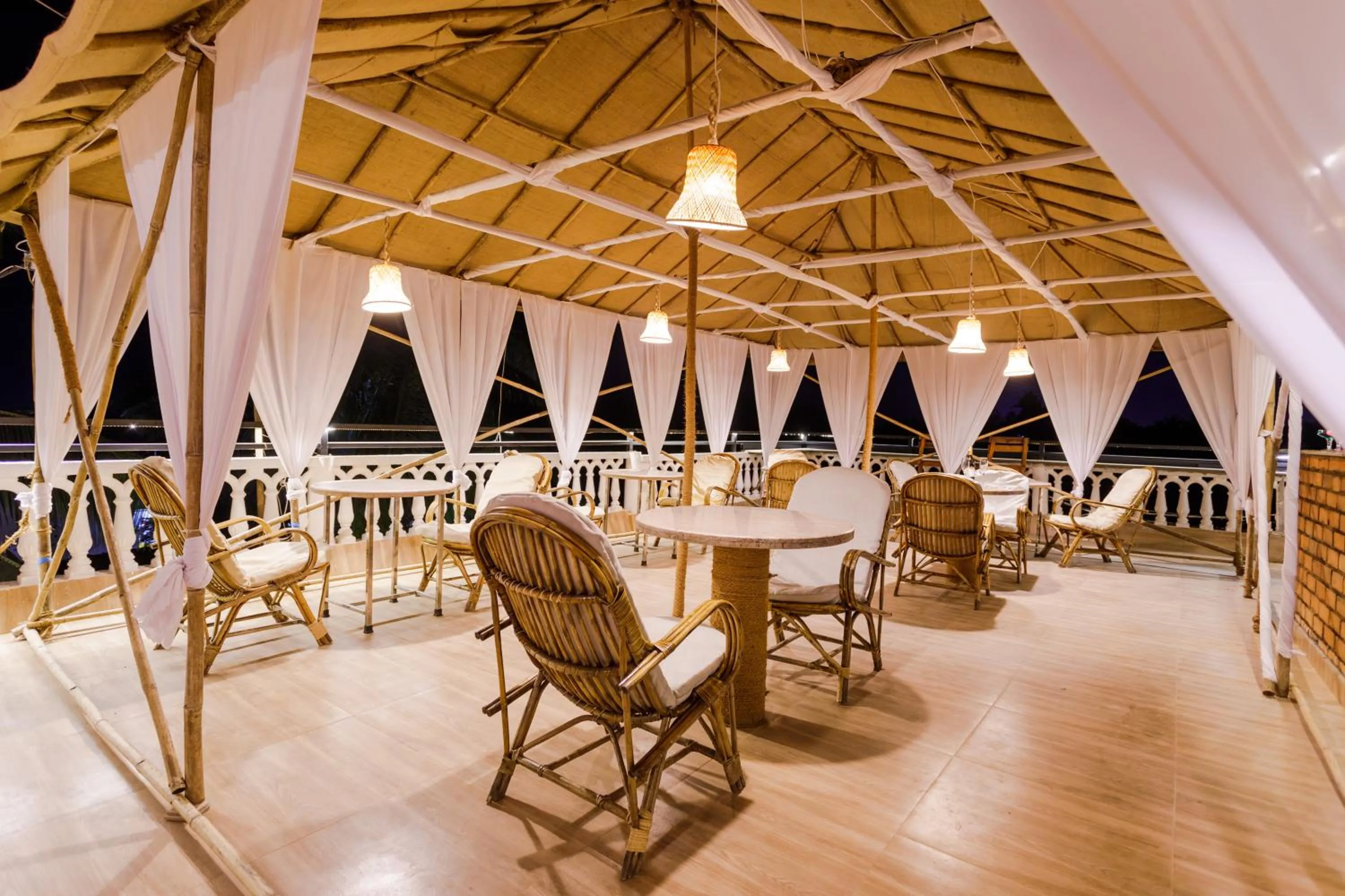 Restaurant/places to eat in La Vaiencia Beach Resort, Morjim