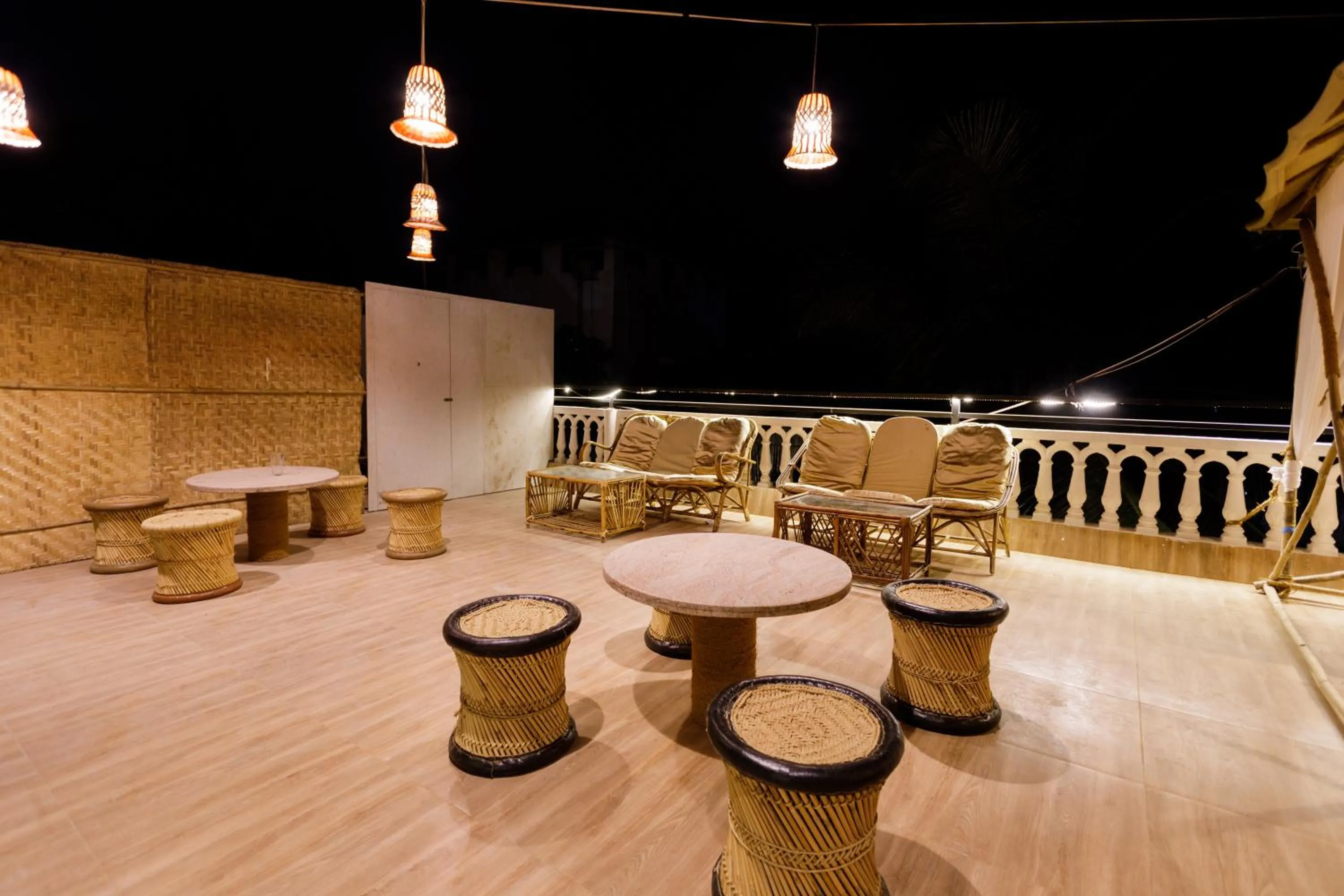 Restaurant/places to eat in La Vaiencia Beach Resort, Morjim