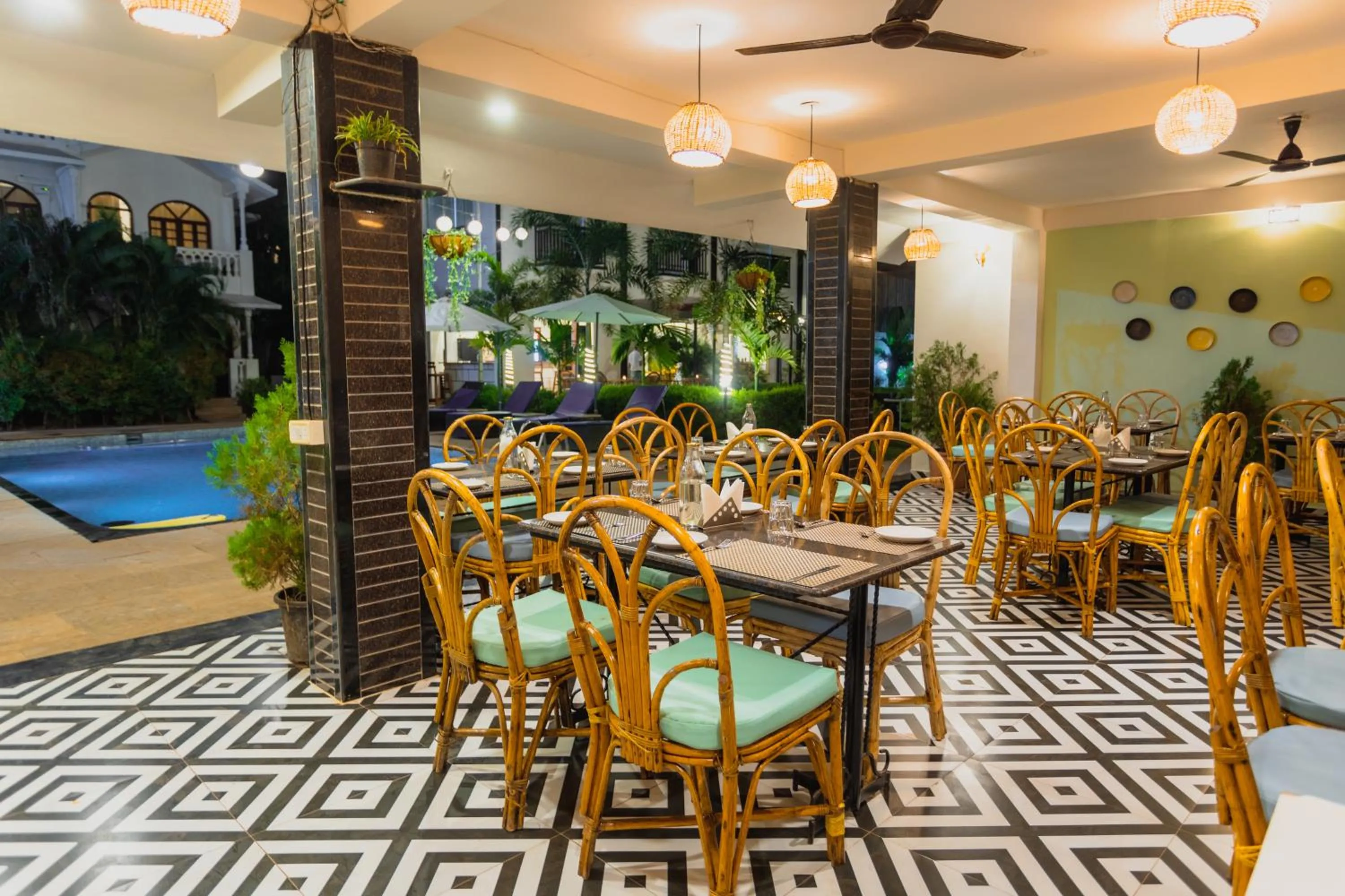 Restaurant/places to eat in La Vaiencia Beach Resort, Morjim