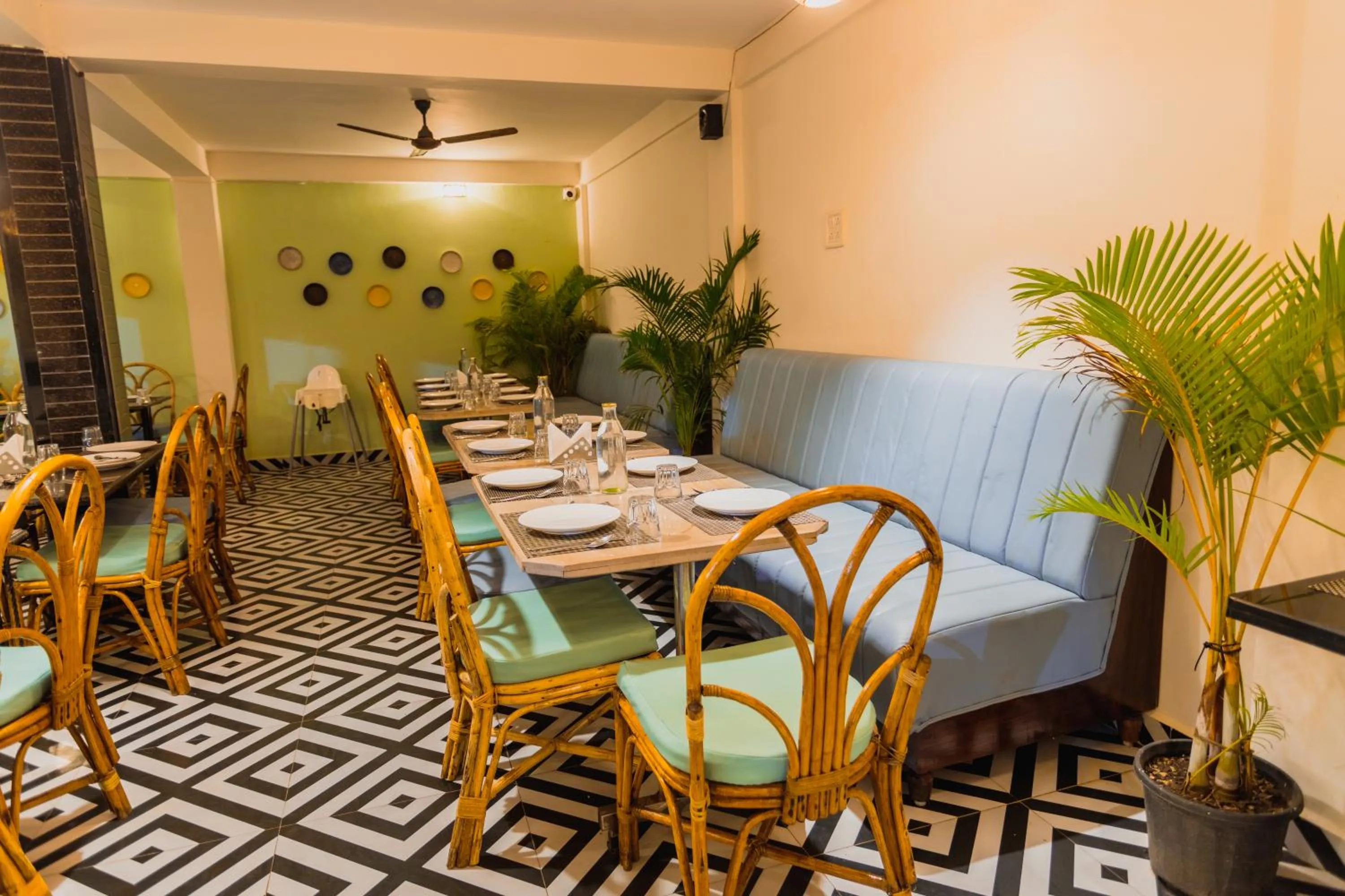 Restaurant/places to eat in La Vaiencia Beach Resort, Morjim