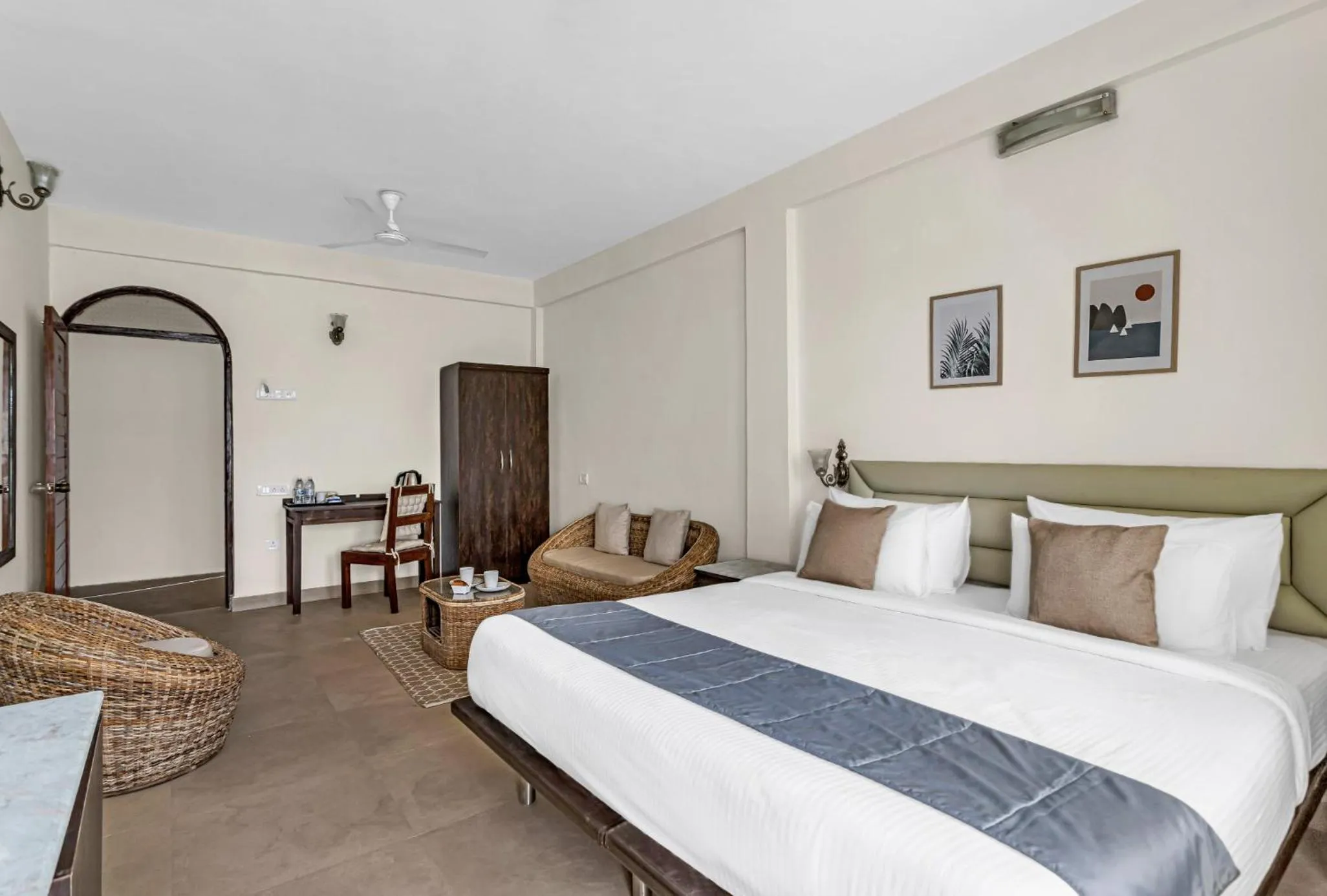 Photo of the whole room, Bed in La Vaiencia Beach Resort, Morjim