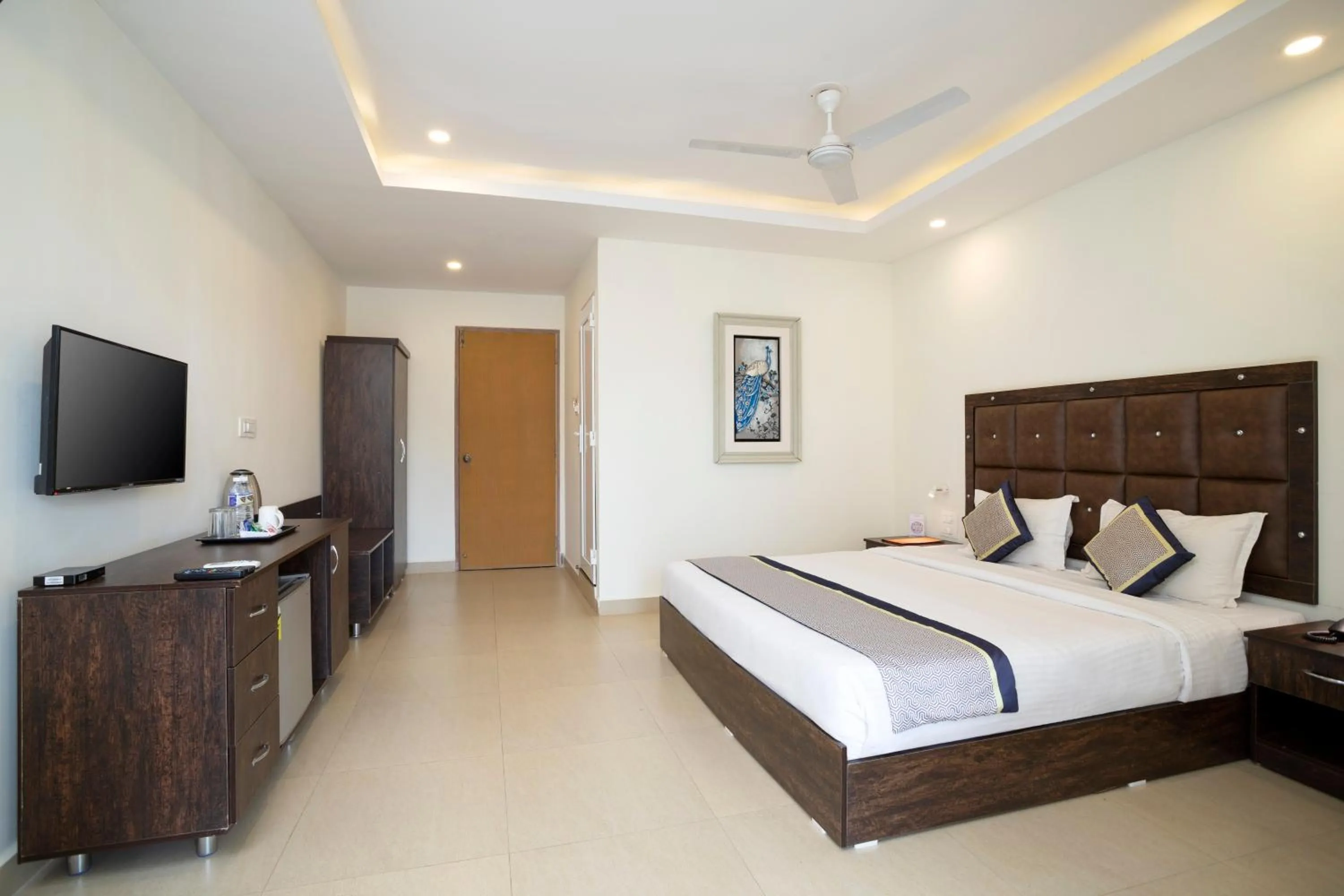 Bed in La Vaiencia Beach Resort, Morjim