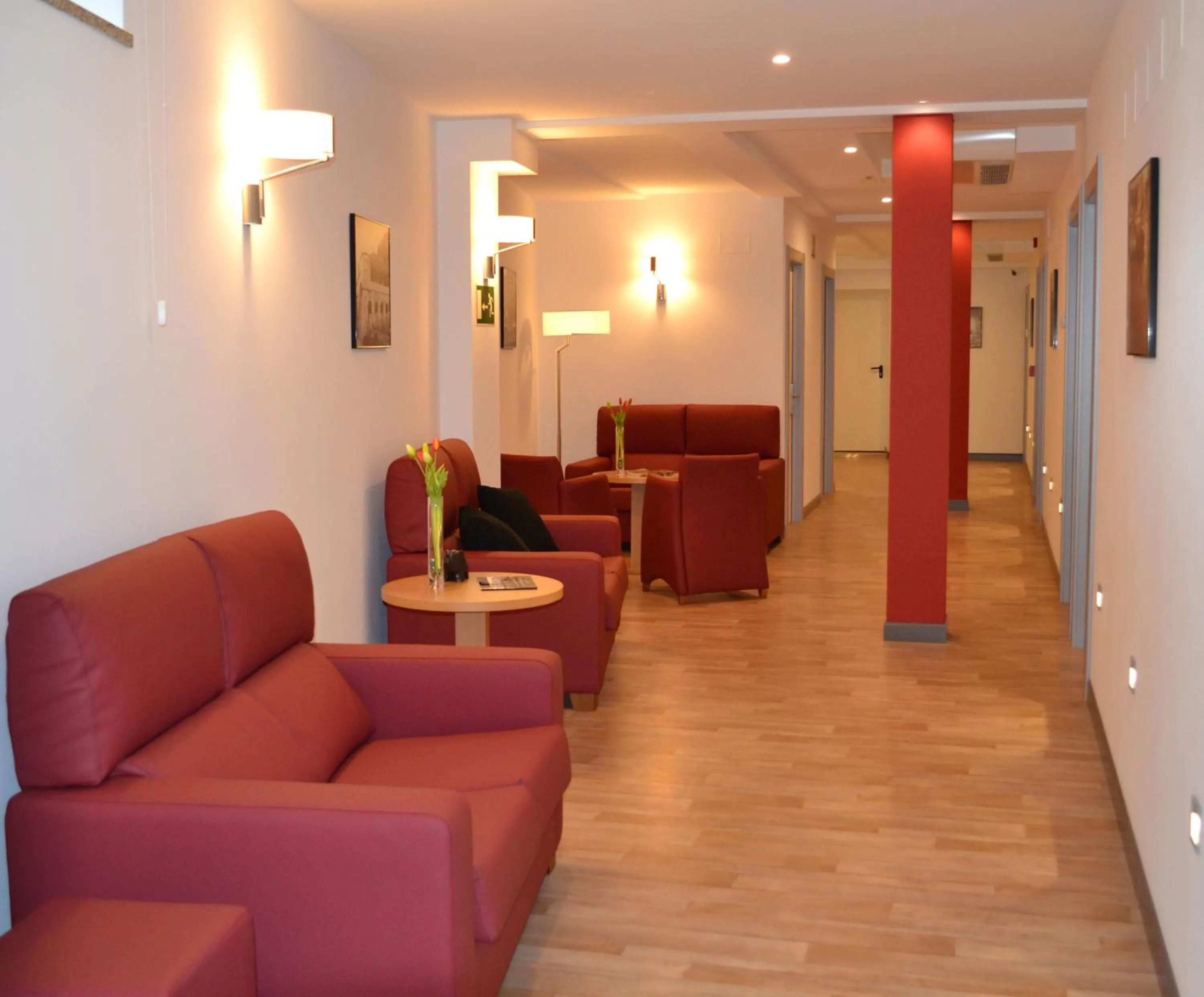 Communal lounge/ TV room in Hotel Ferramenteiro de Portomarin