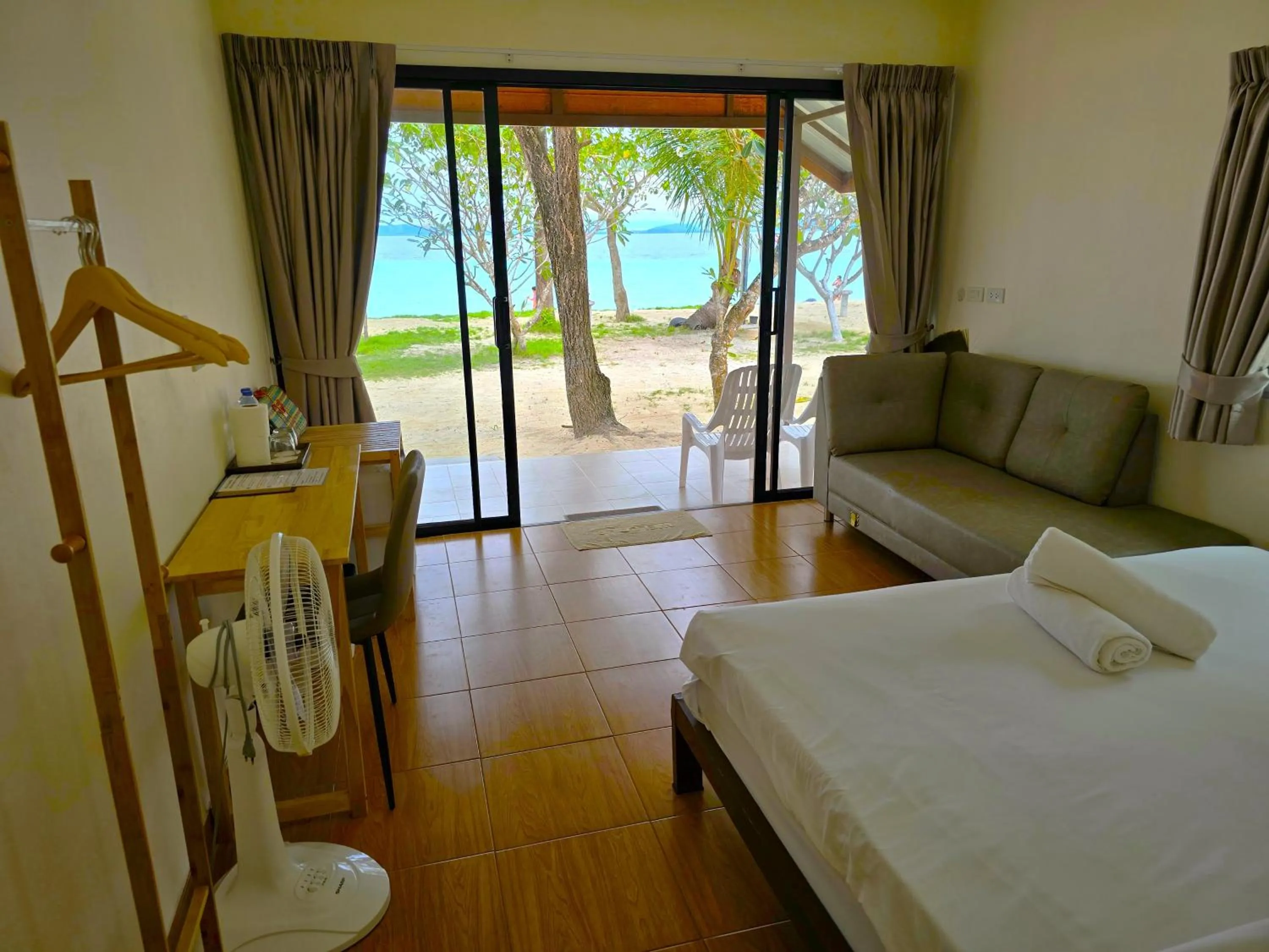Bed in Kradan Beach Resort