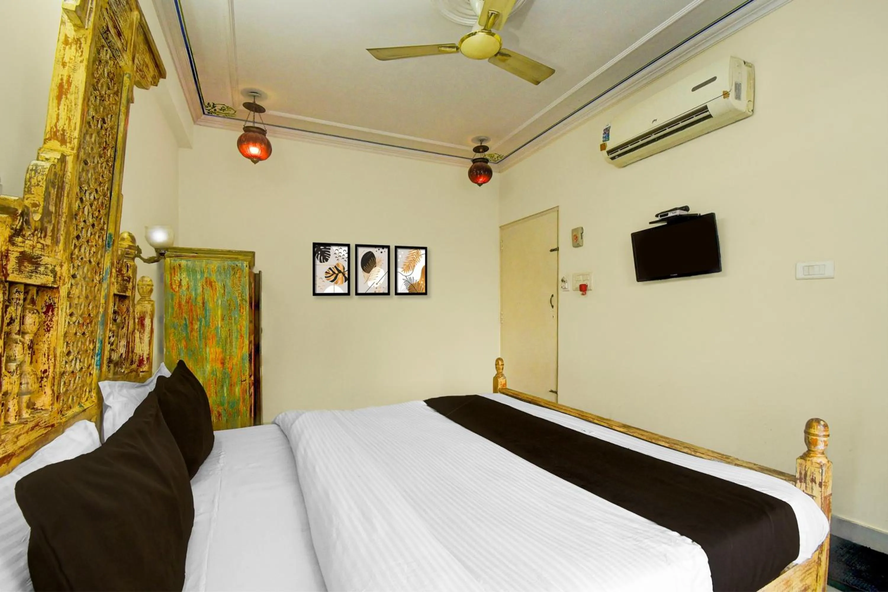 Bedroom, Bed in Collection O Jal Mahal Jaipur Formerly Little Ganesha Inn