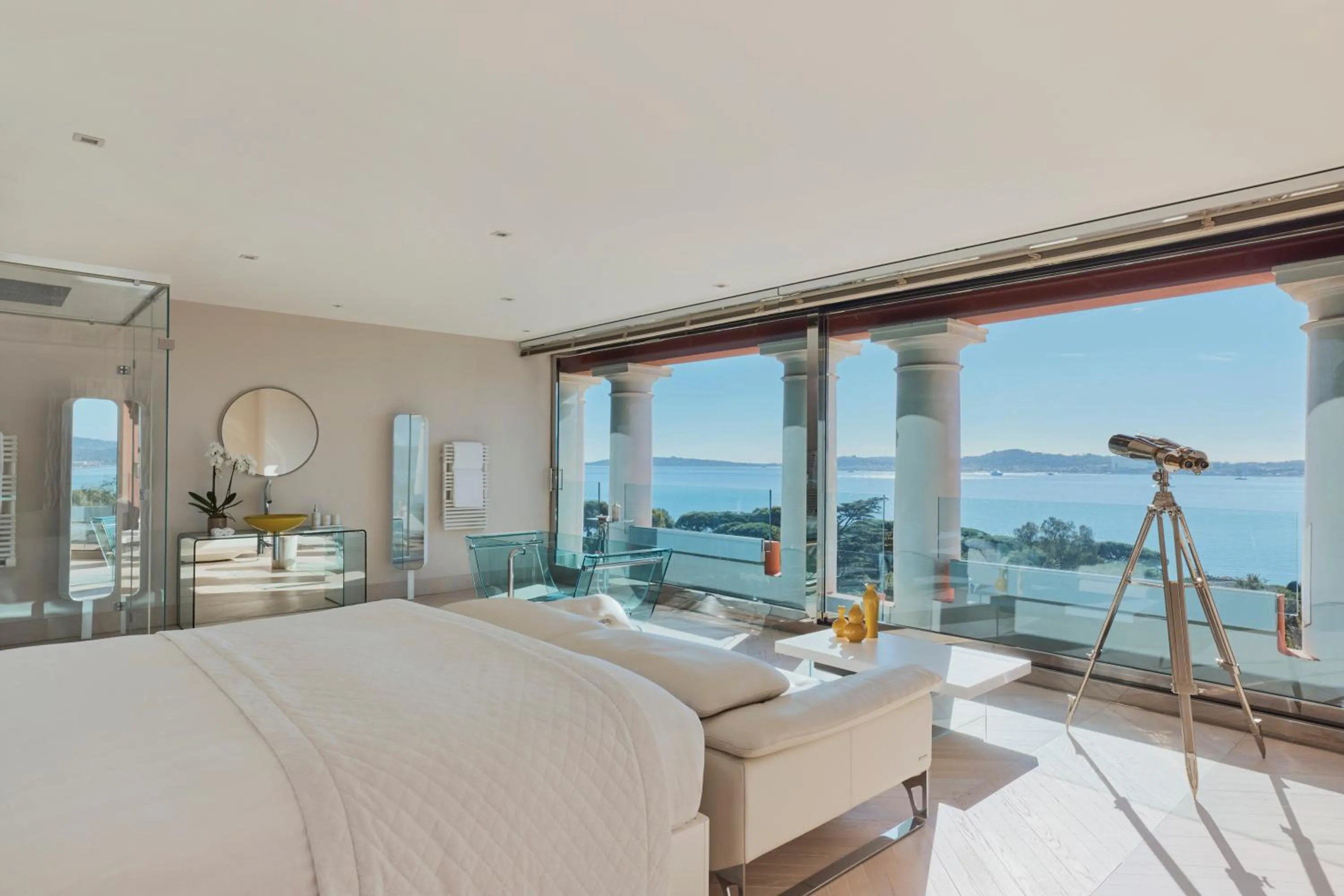 Bathroom, Bed in COMO Le Beauvallon - Golfe de Saint-Tropez