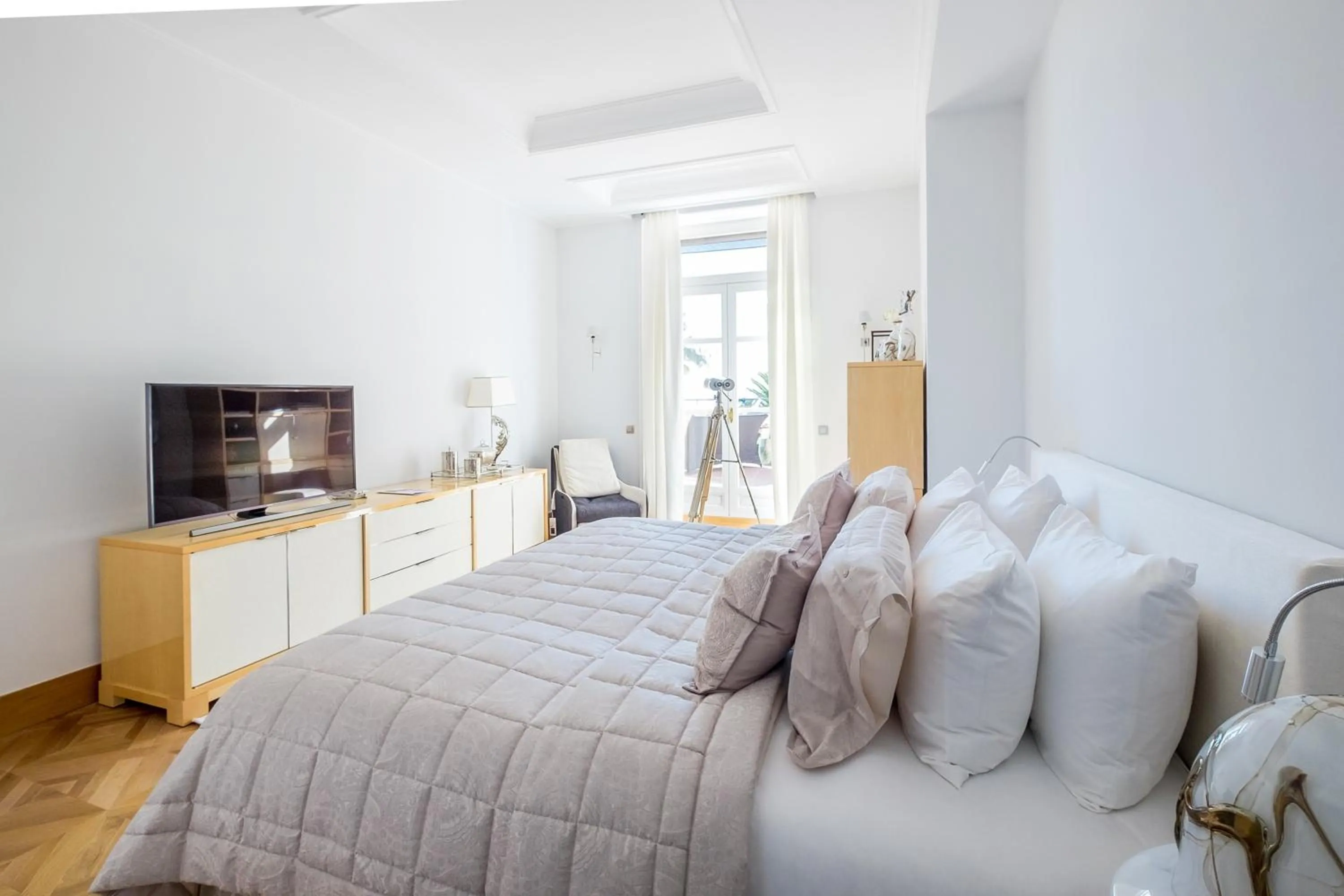 Bedroom, Bed in COMO Le Beauvallon - Golfe de Saint-Tropez
