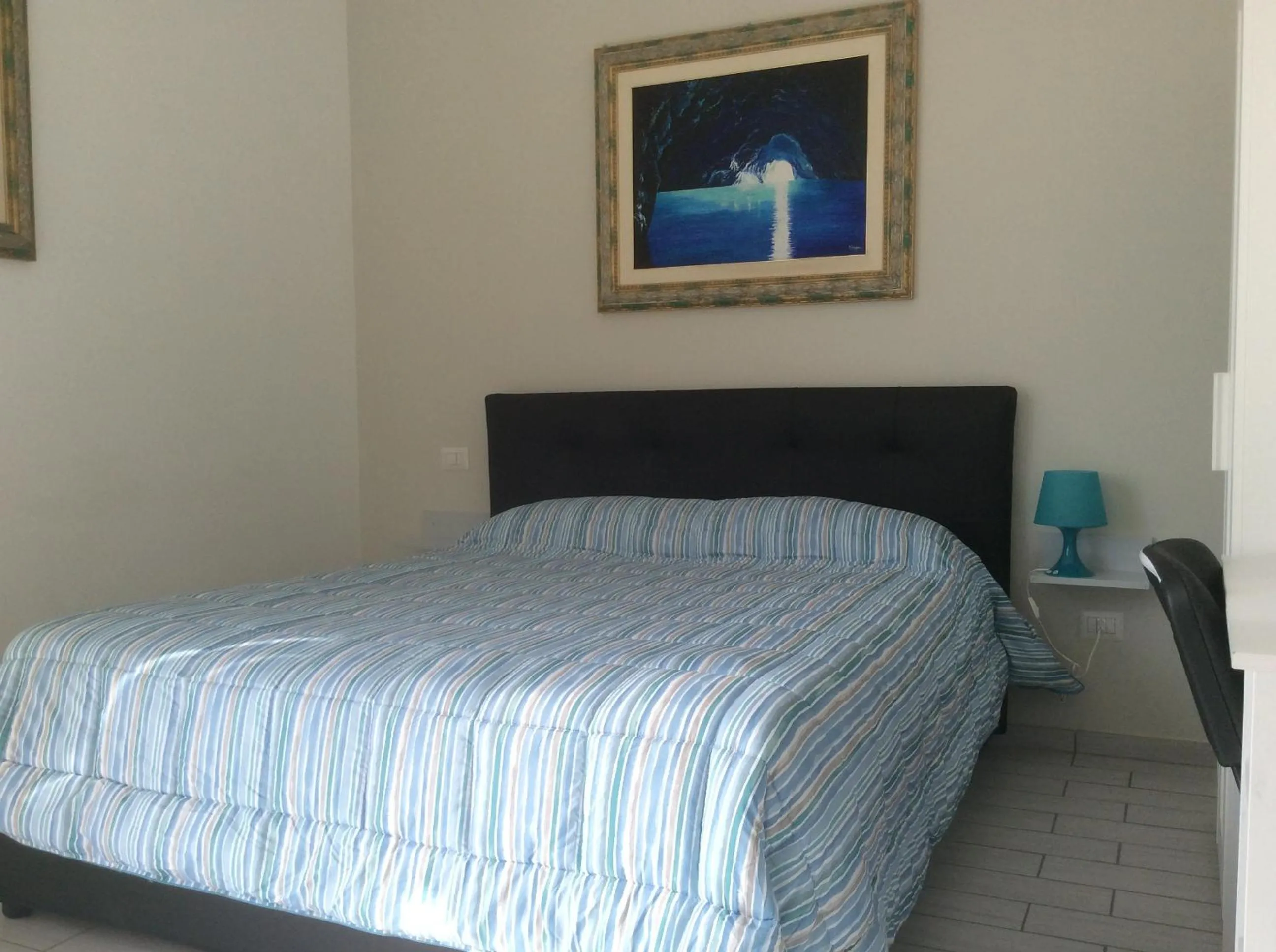 Bed in Top Floor Rentrooms Napoli