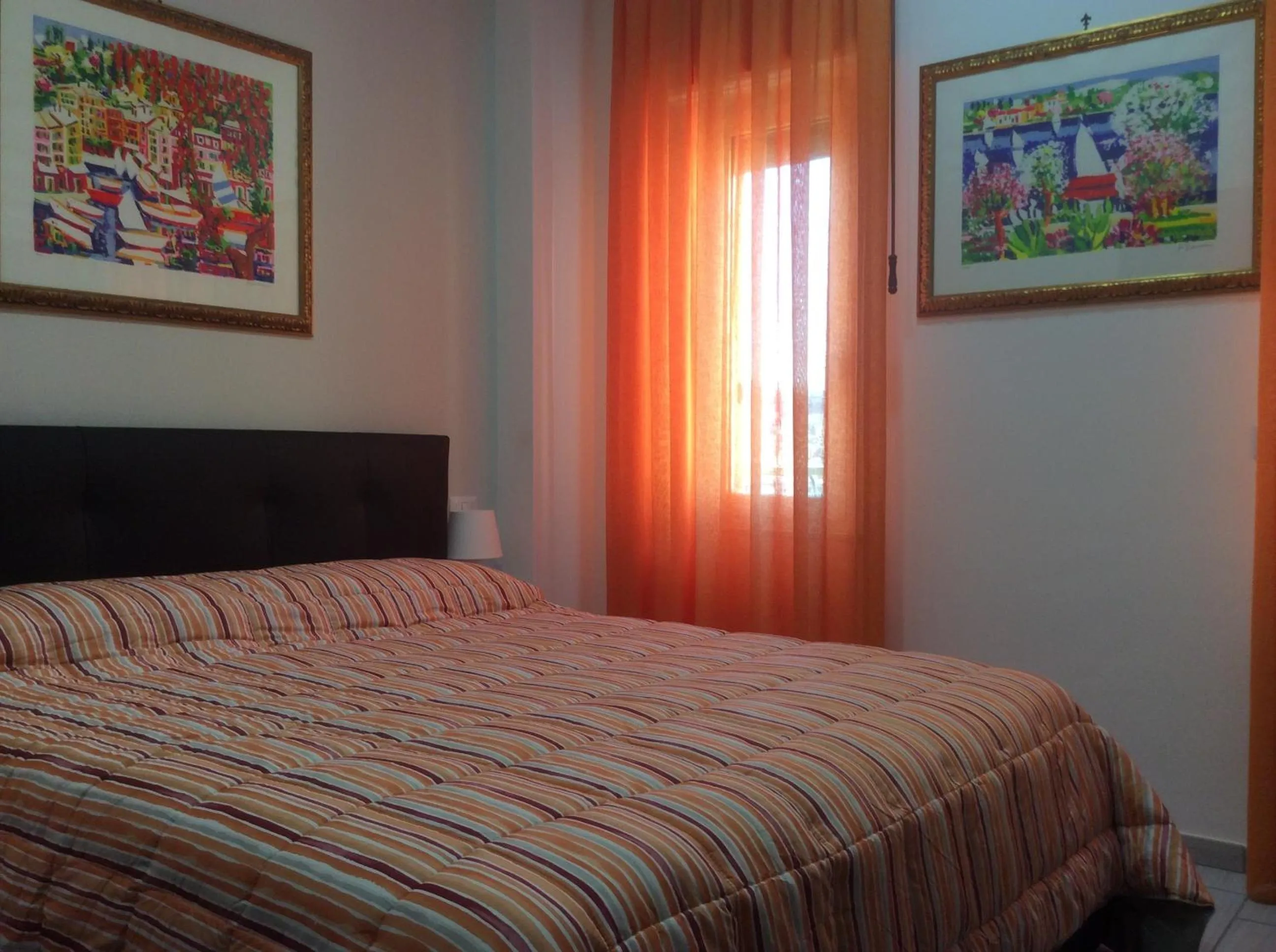 Bed in Top Floor Rentrooms Napoli