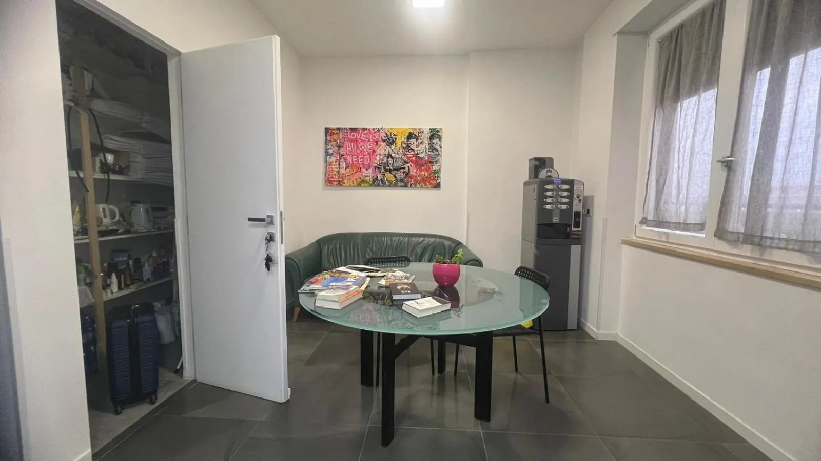 Dining area in Top Floor Rentrooms Napoli