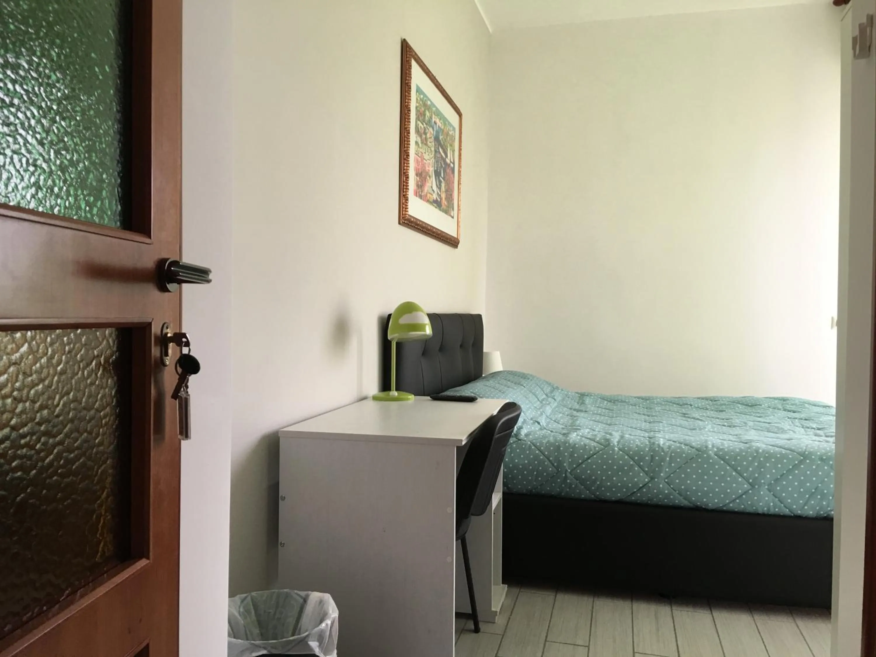 Photo of the whole room, Bed in Top Floor Rentrooms Napoli