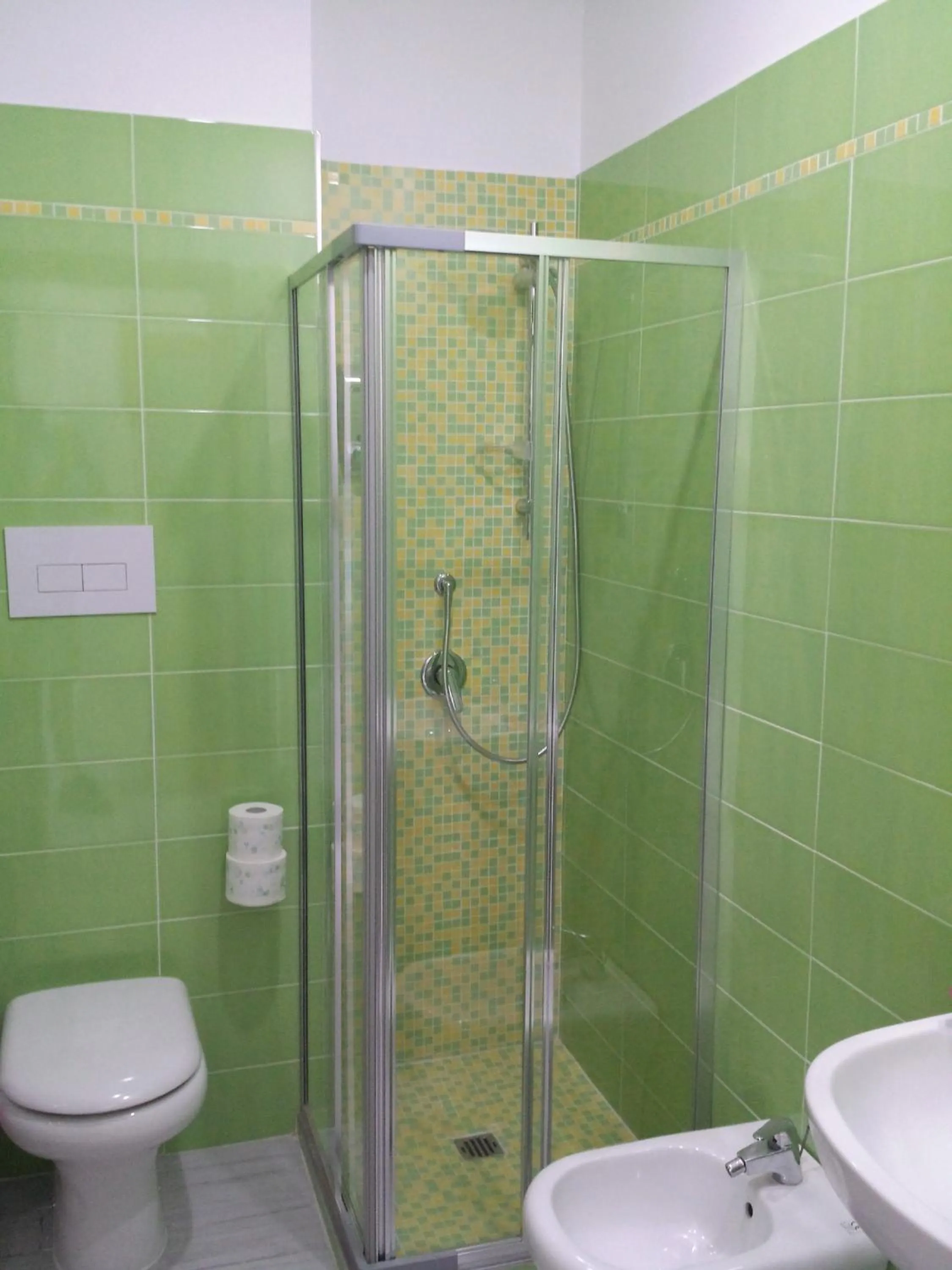 Shower in Top Floor Rentrooms Napoli