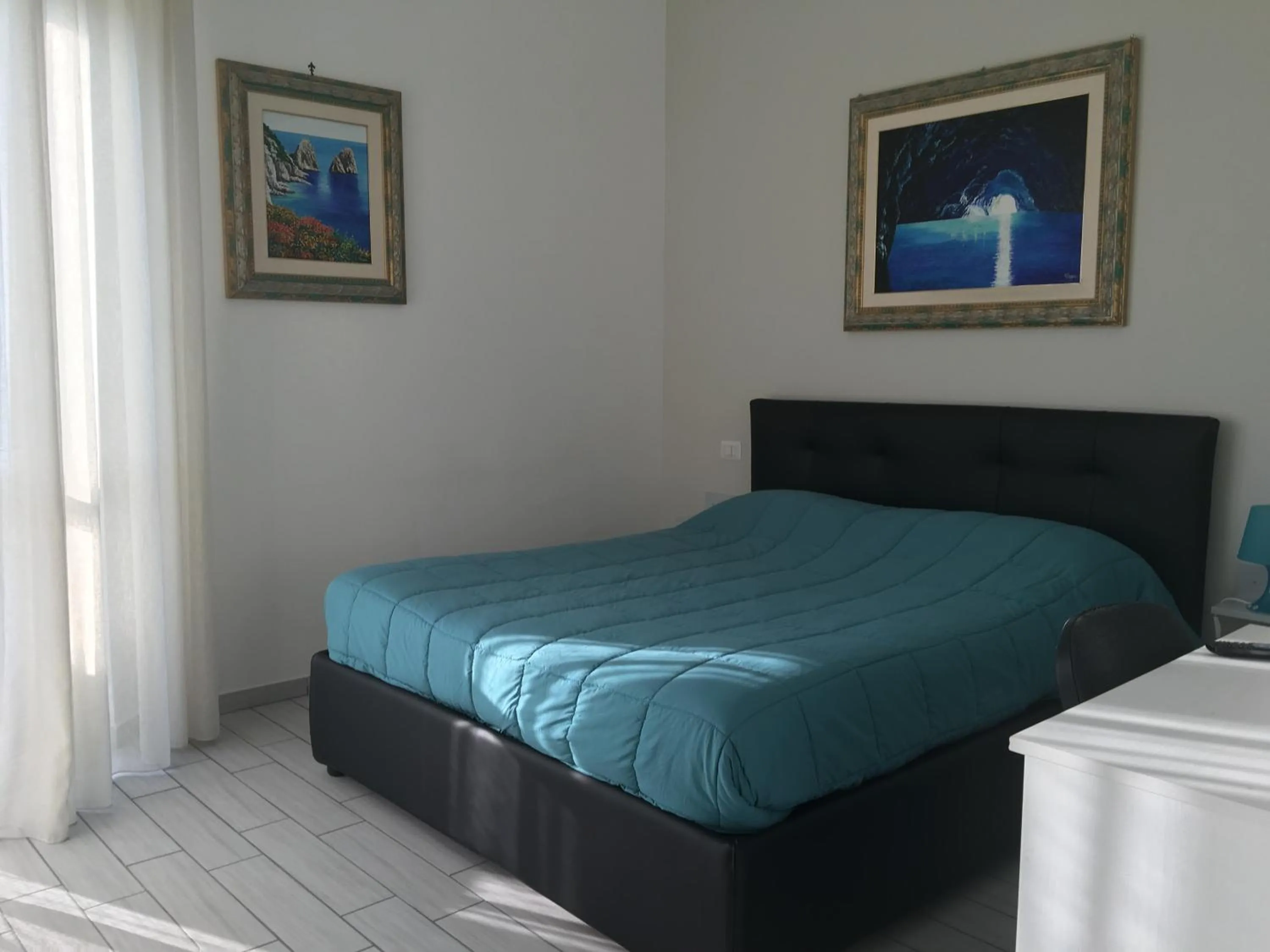 Bed in Top Floor Rentrooms Napoli