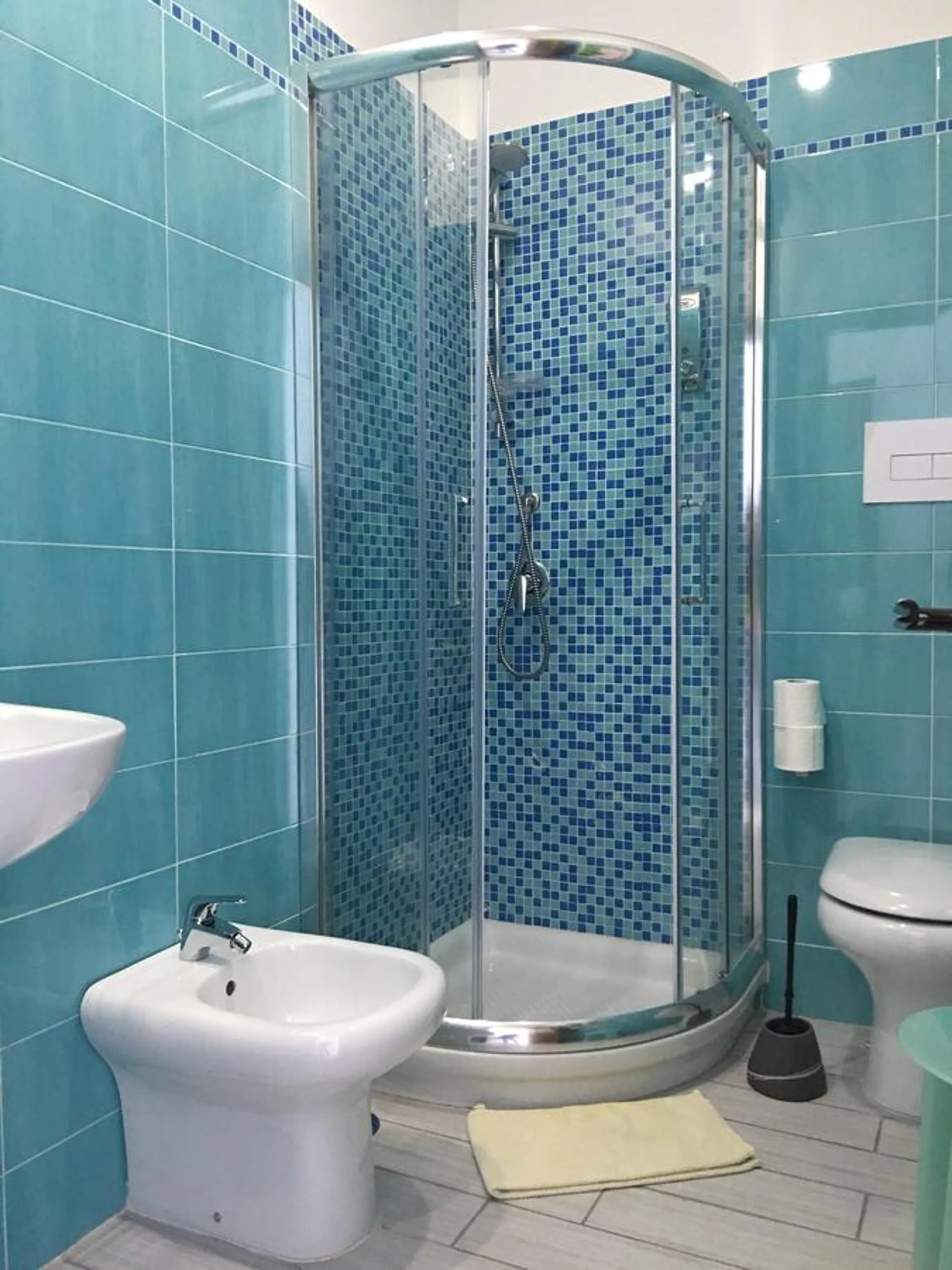 Shower in Top Floor Rentrooms Napoli