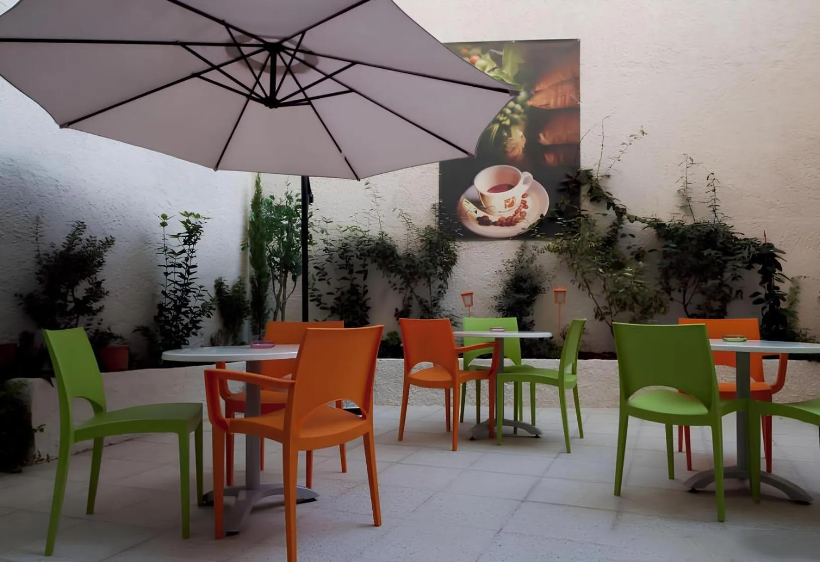 Restaurant/places to eat in City Life Port Hotel