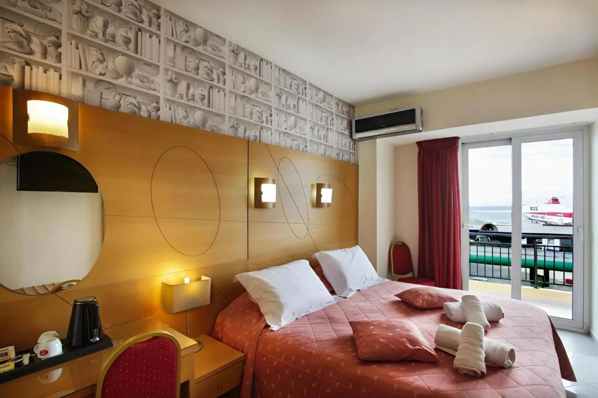 Photo of the whole room, Bed in City Life Port Hotel