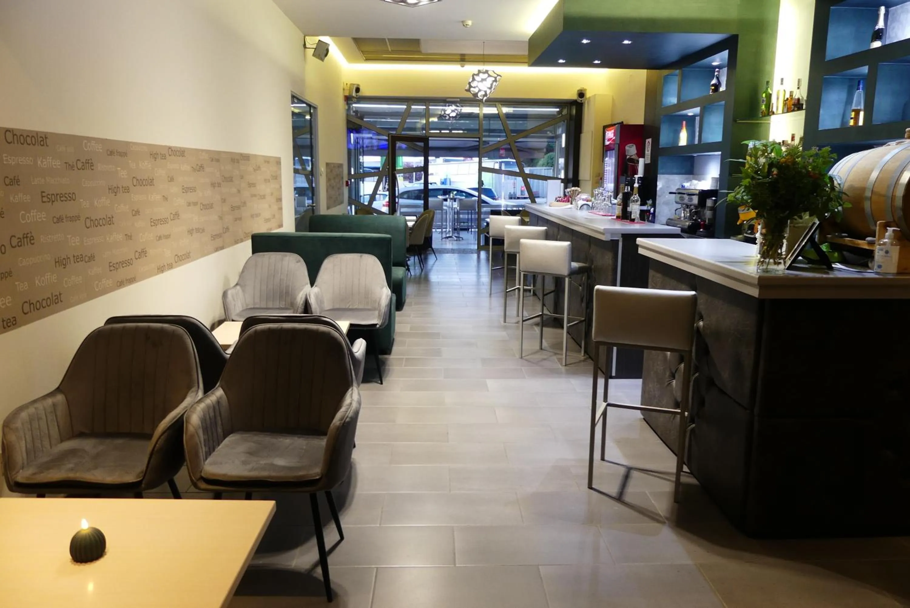 Restaurant/places to eat in City Life Port Hotel