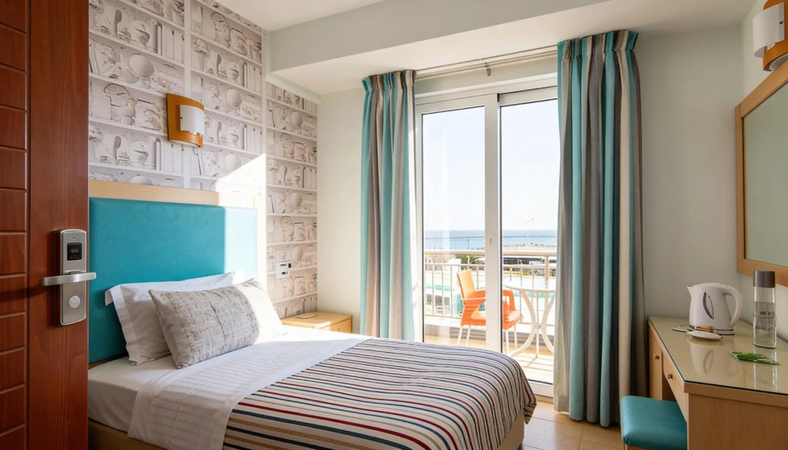 Bedroom, Bed in City Life Port Hotel