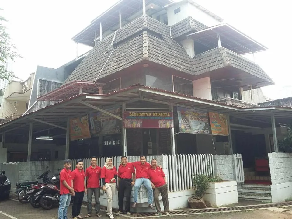 Restaurant/places to eat in Mayestik Guest House Syariah