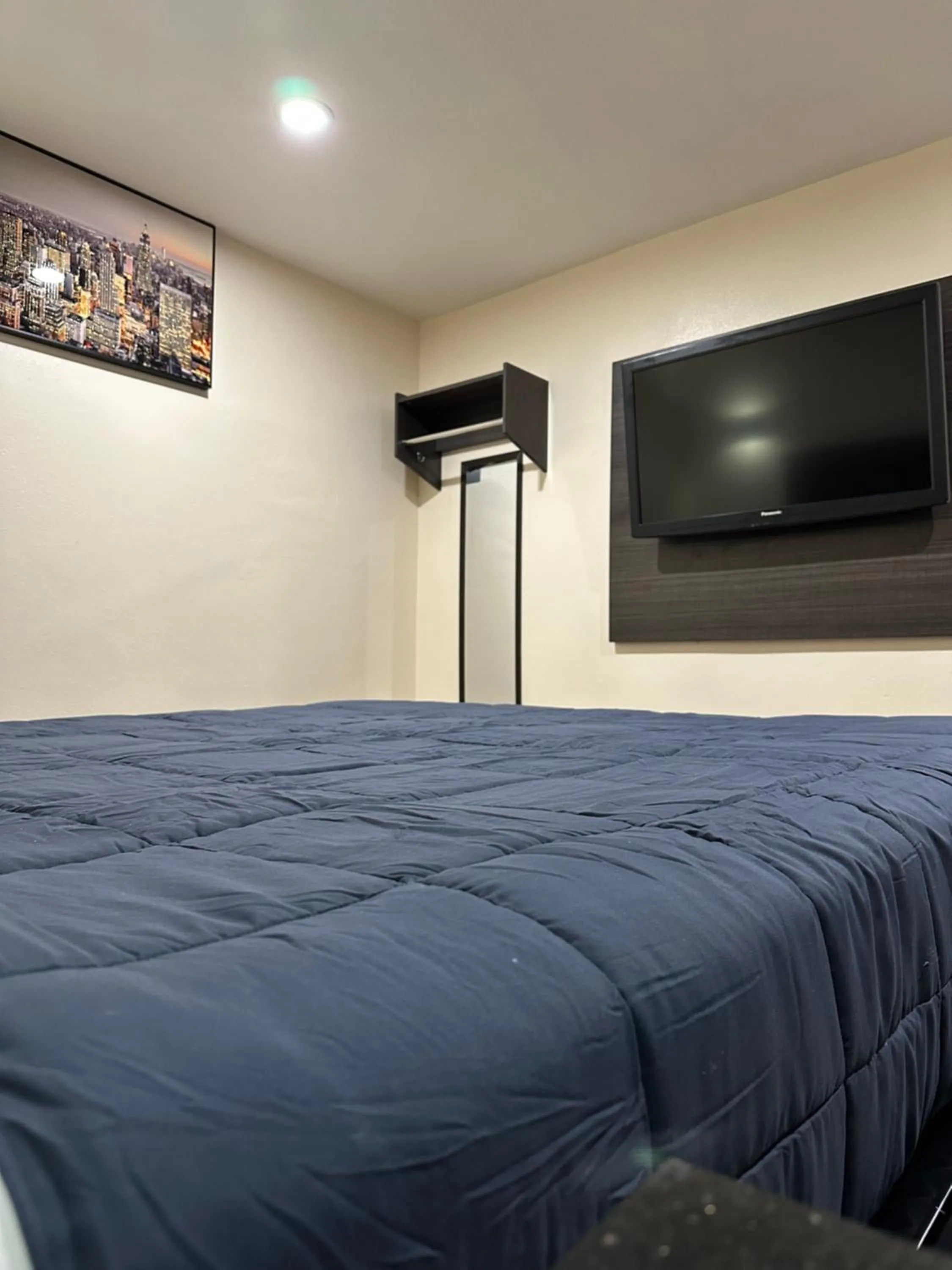 Bed in Del Aire Inn LAX