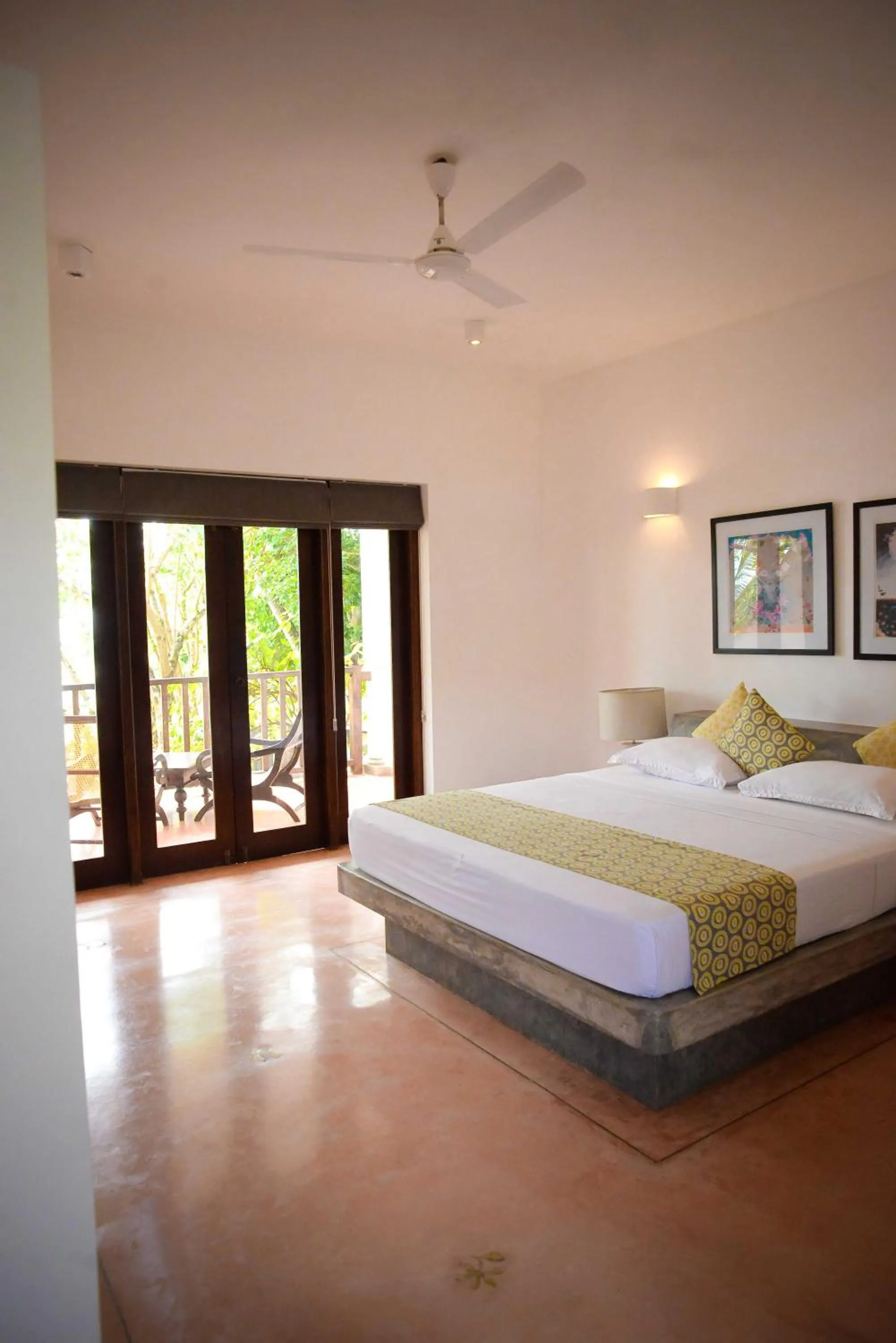 Bedroom, Bed in Kingfisher