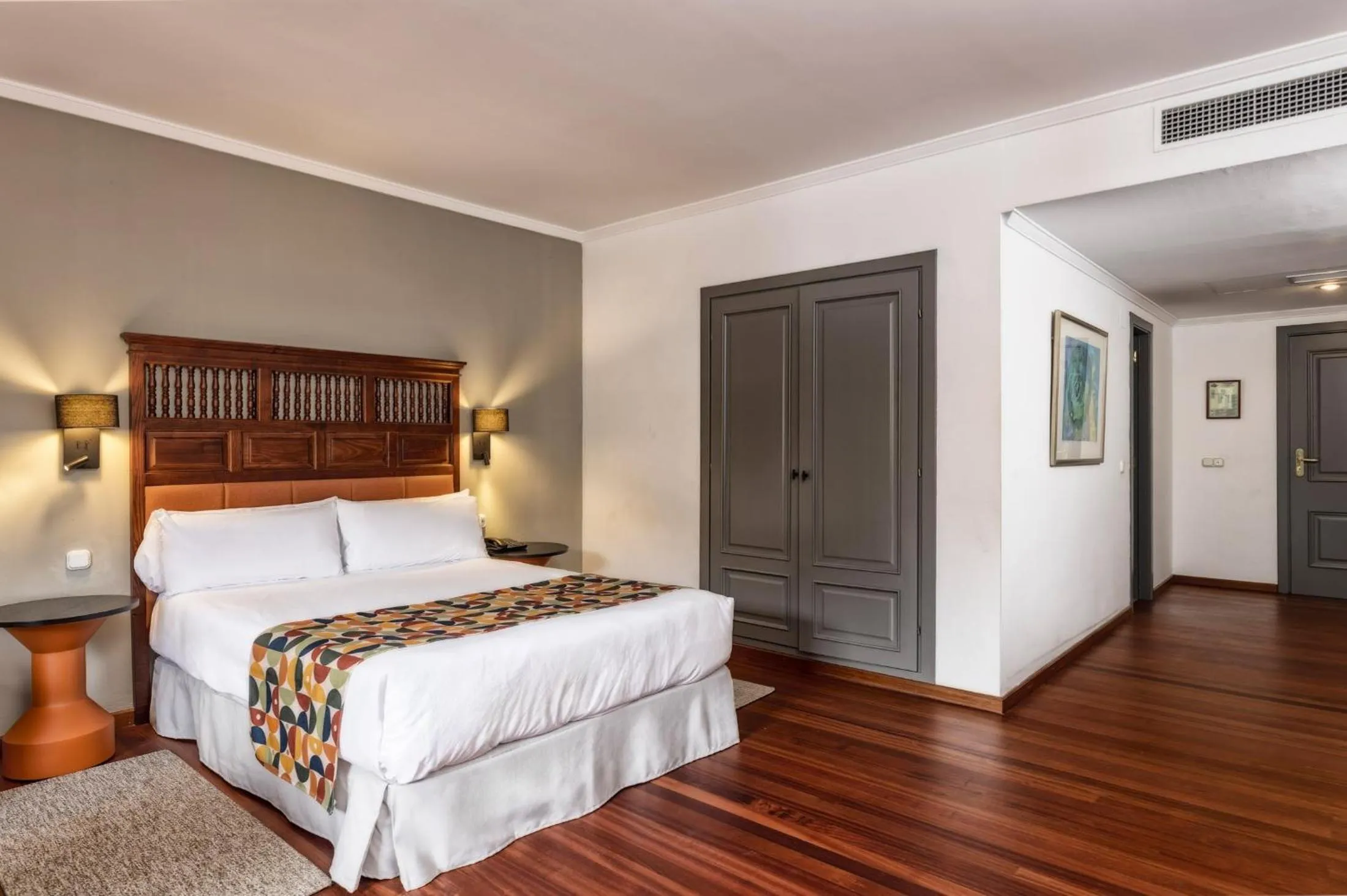 Photo of the whole room, Bed in Parador de La Palma