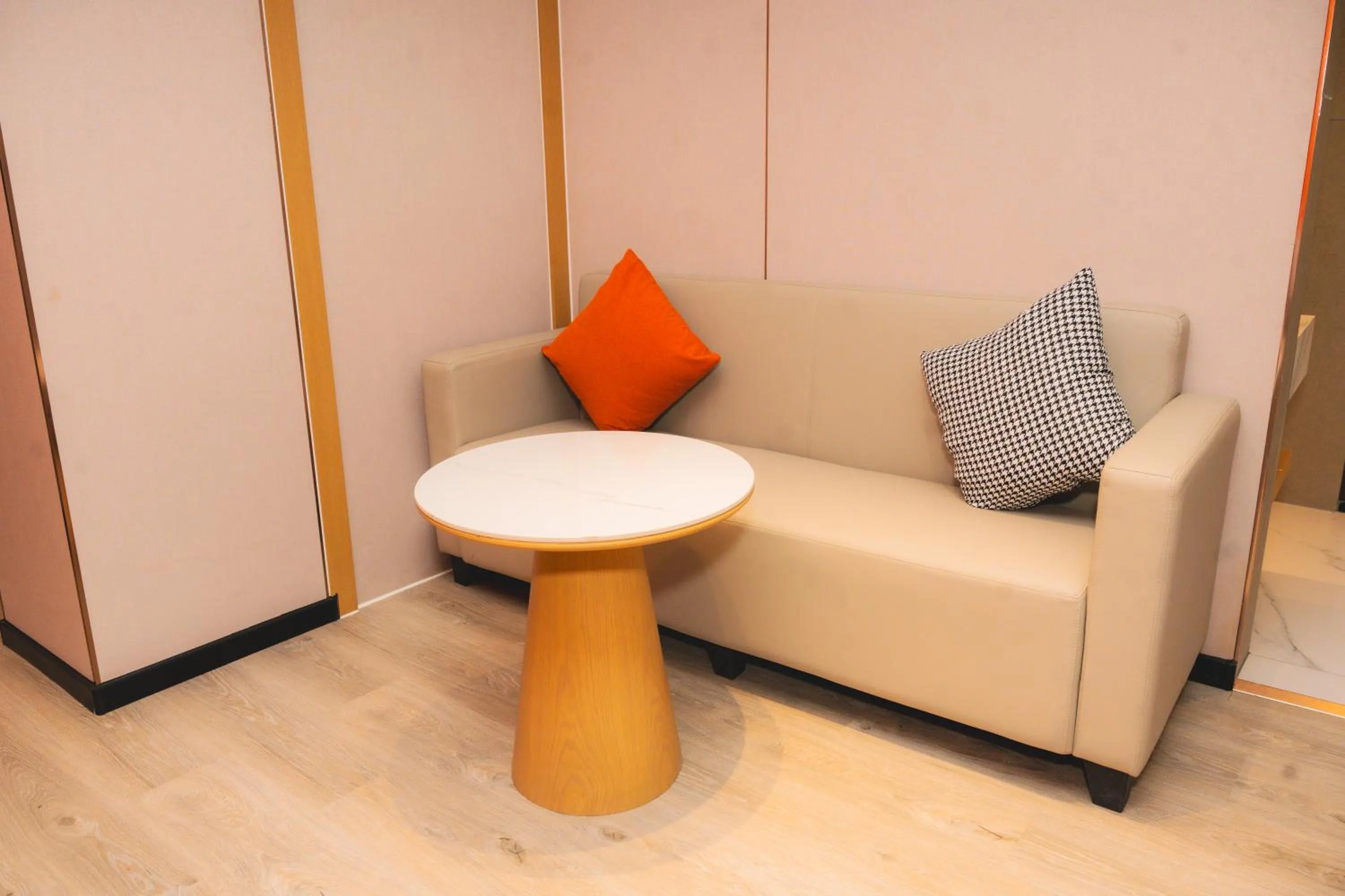 Seating area in Jiuding Joy Hotel