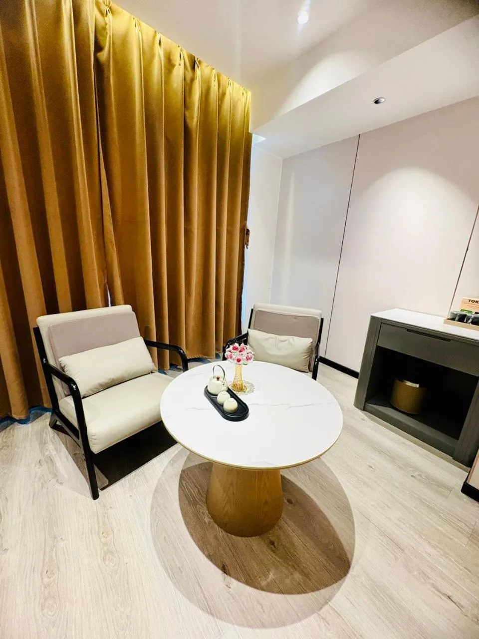 Seating area in Jiuding Joy Hotel