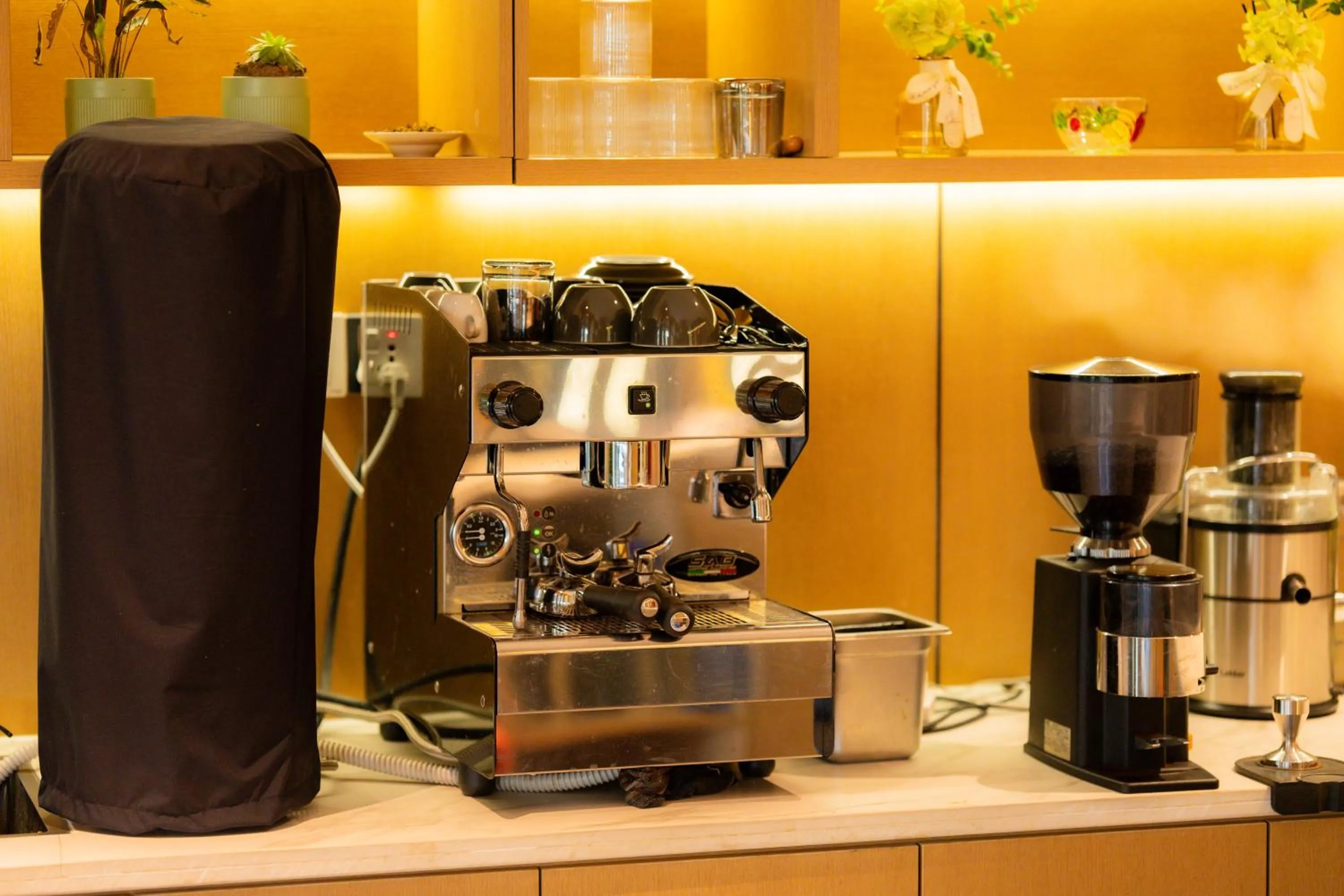 Coffee/tea facilities in Jiuding Joy Hotel