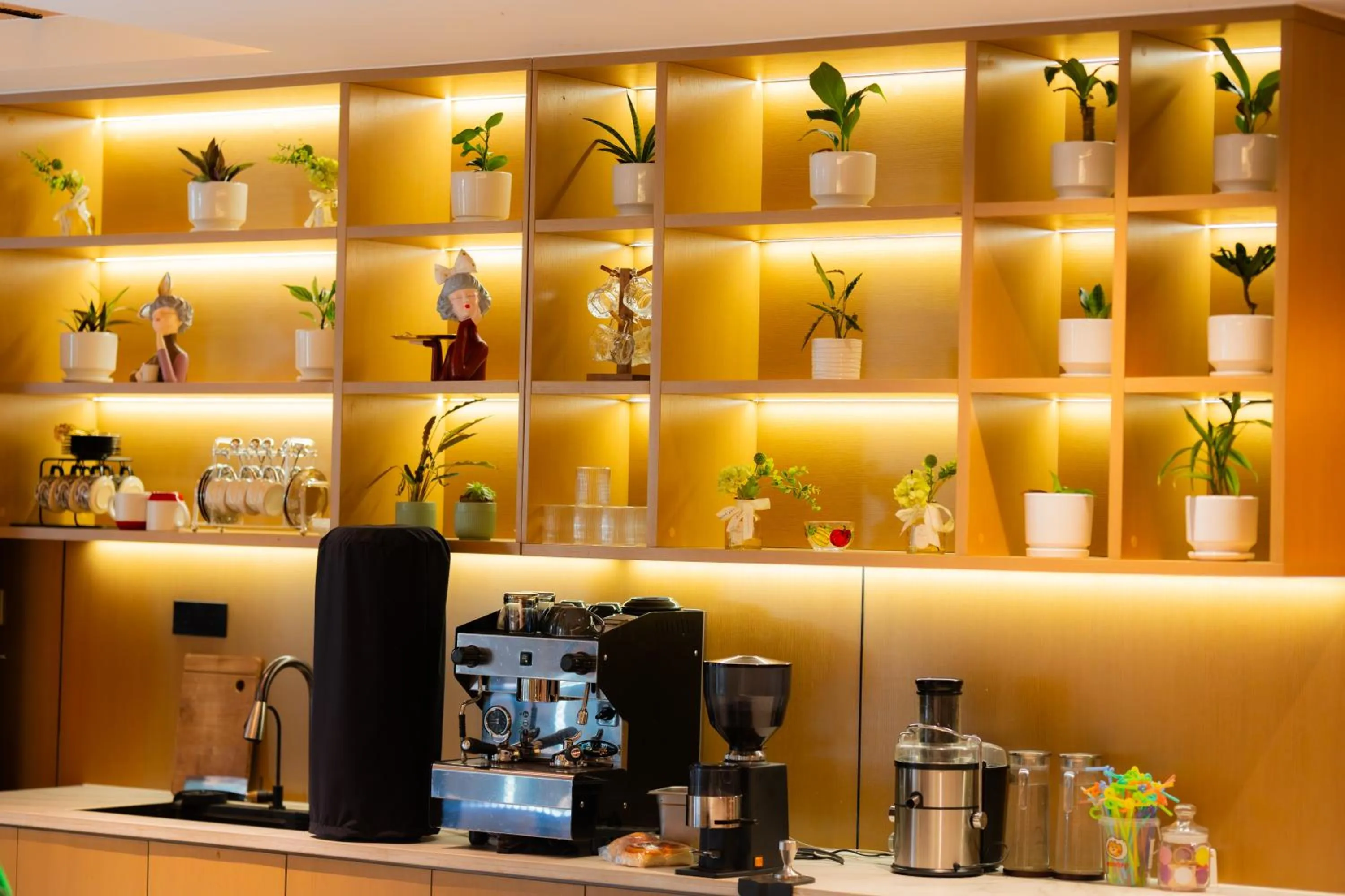 Coffee/tea facilities in Jiuding Joy Hotel