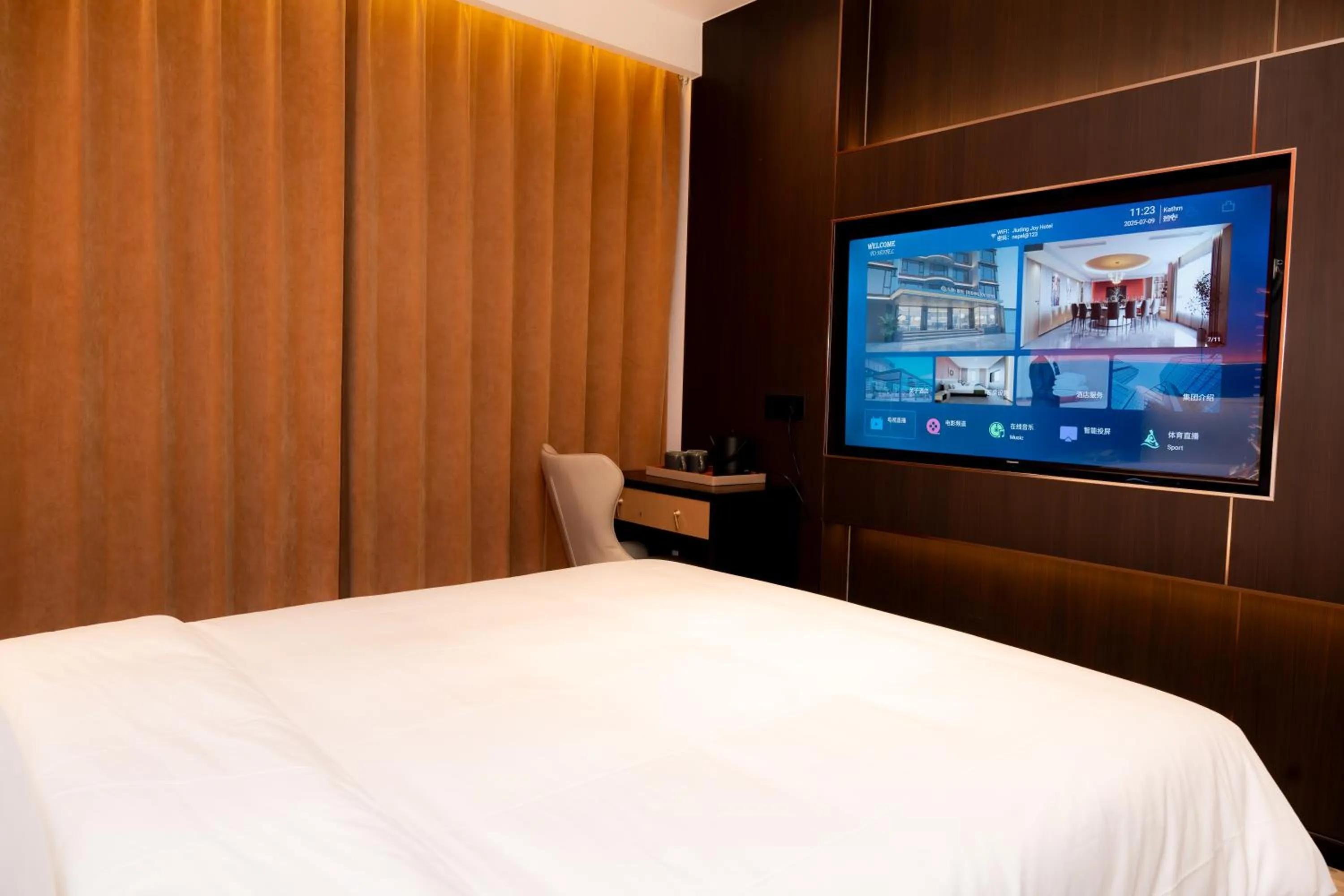 Communal lounge/ TV room, Bed in Jiuding Joy Hotel