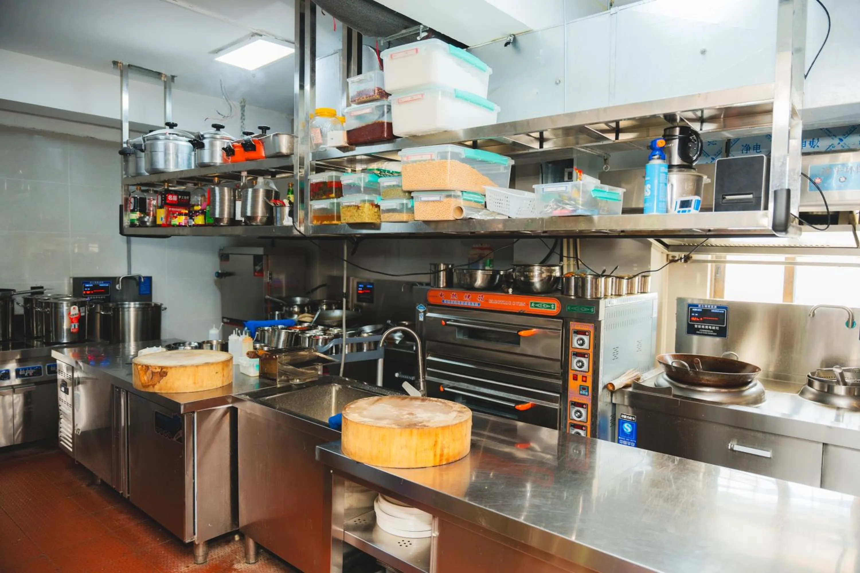 Kitchen or kitchenette in Jiuding Joy Hotel