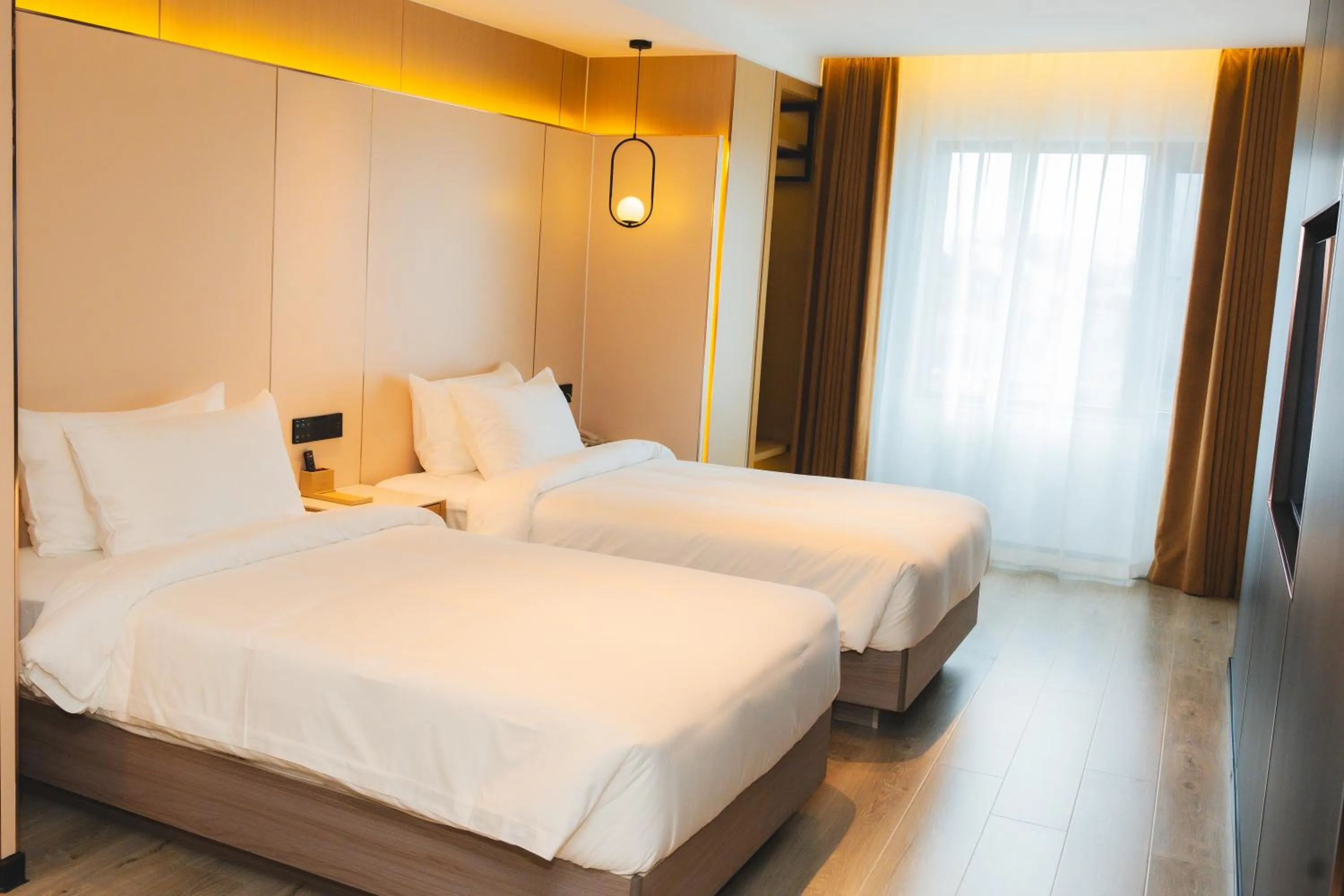 Photo of the whole room, Bed in Jiuding Joy Hotel