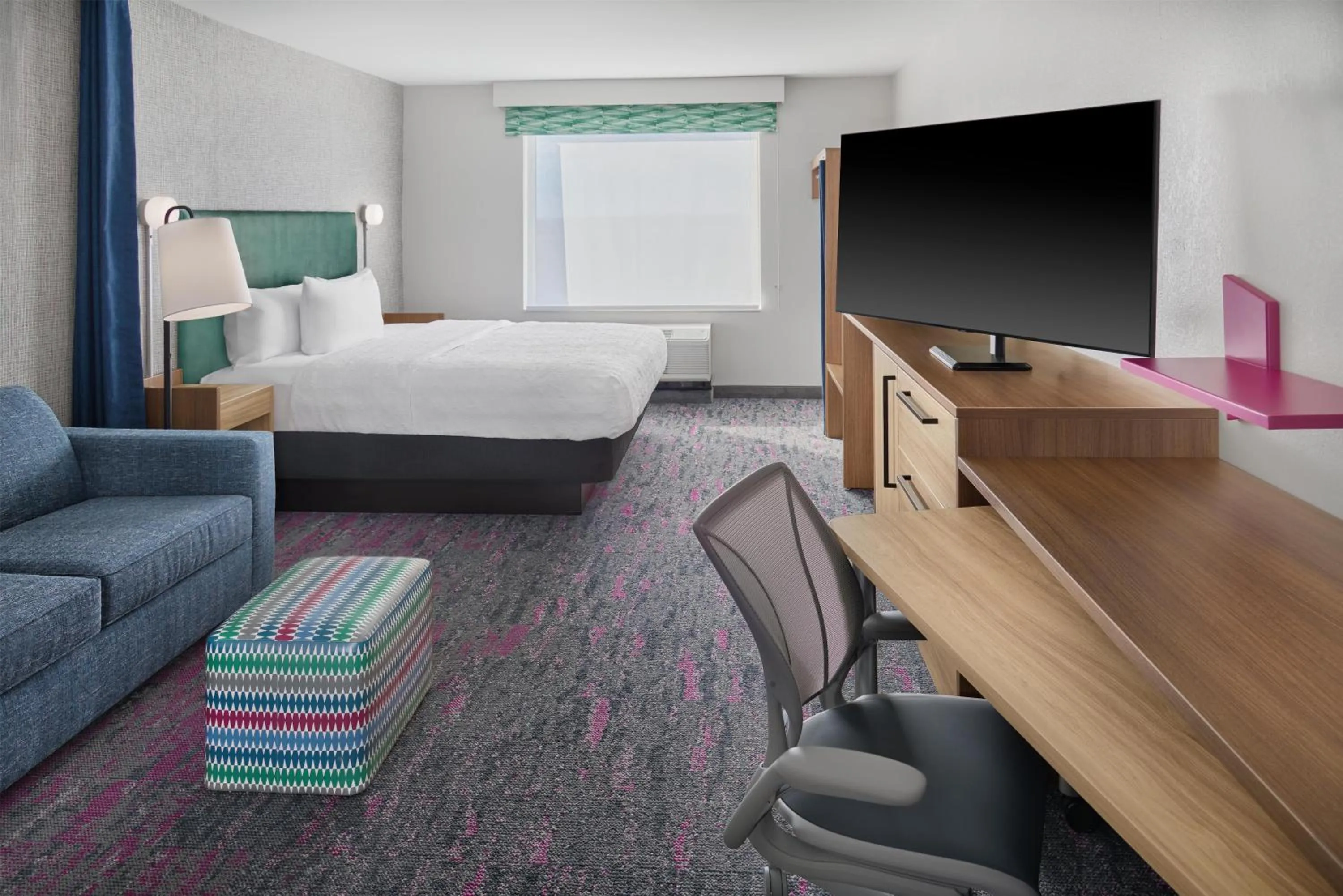 Living room, Bed in Home2 Suites By Hilton Frankenmuth