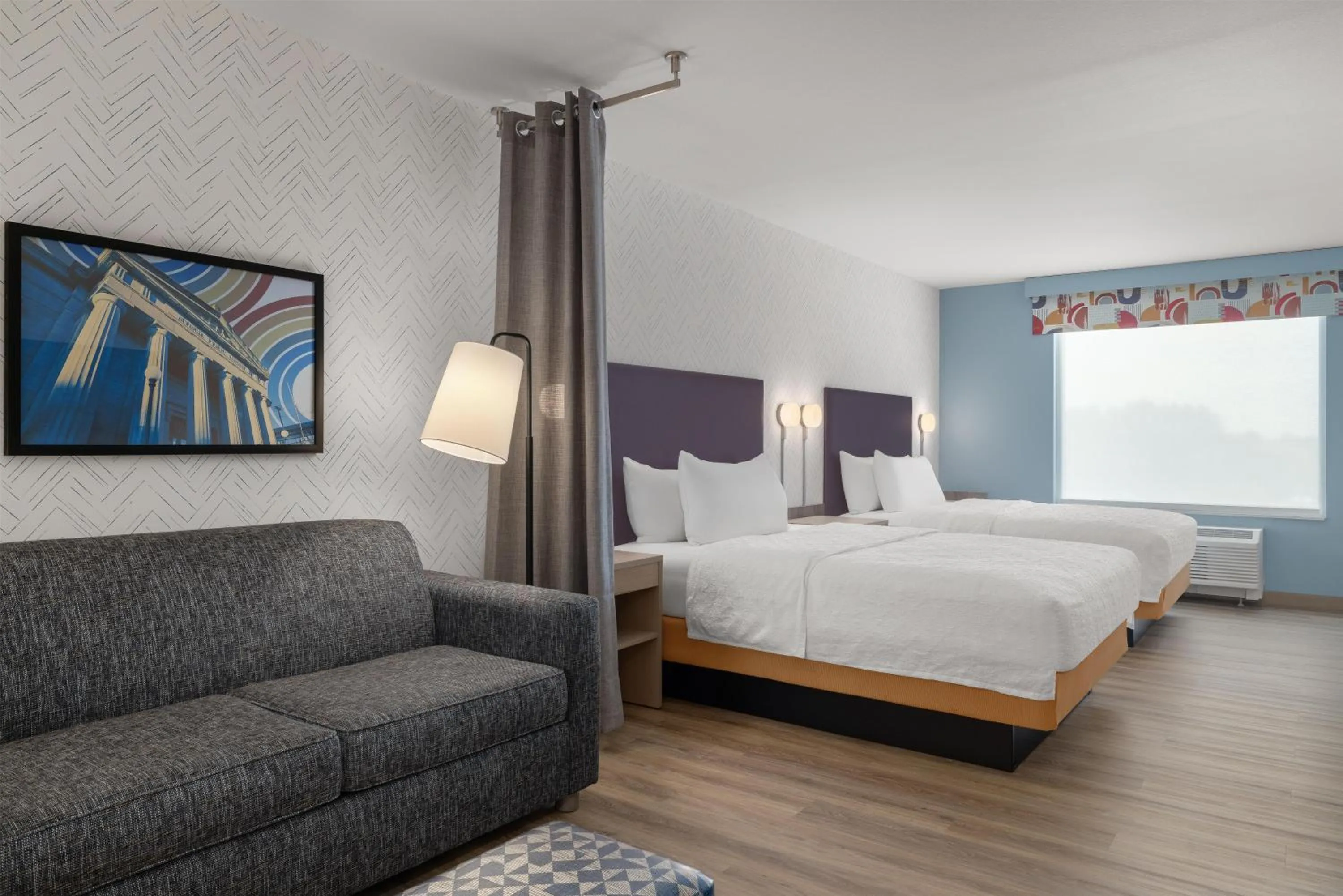 Living room, Bed in Home2 Suites By Hilton Muncie