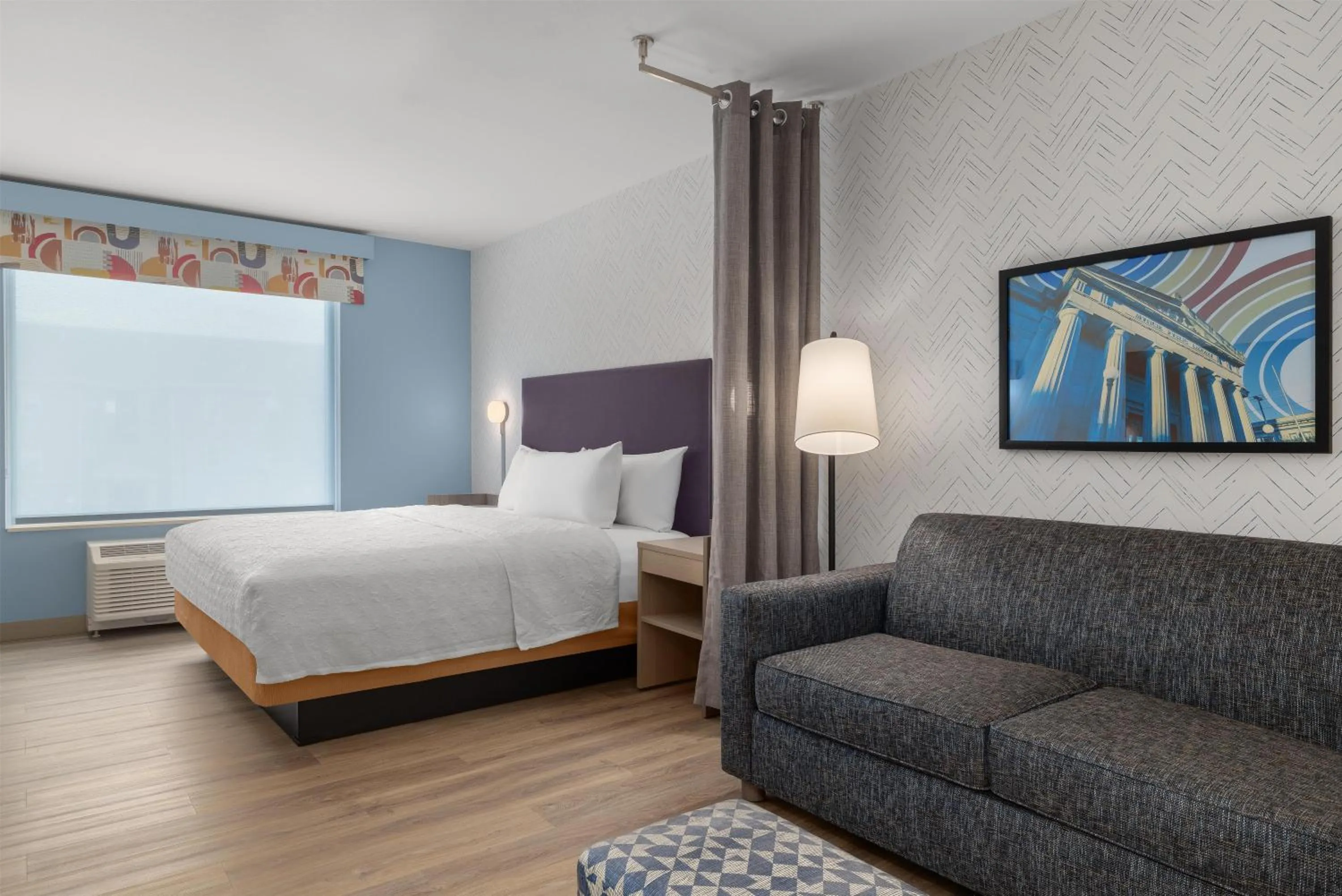 Living room, Bed in Home2 Suites By Hilton Muncie