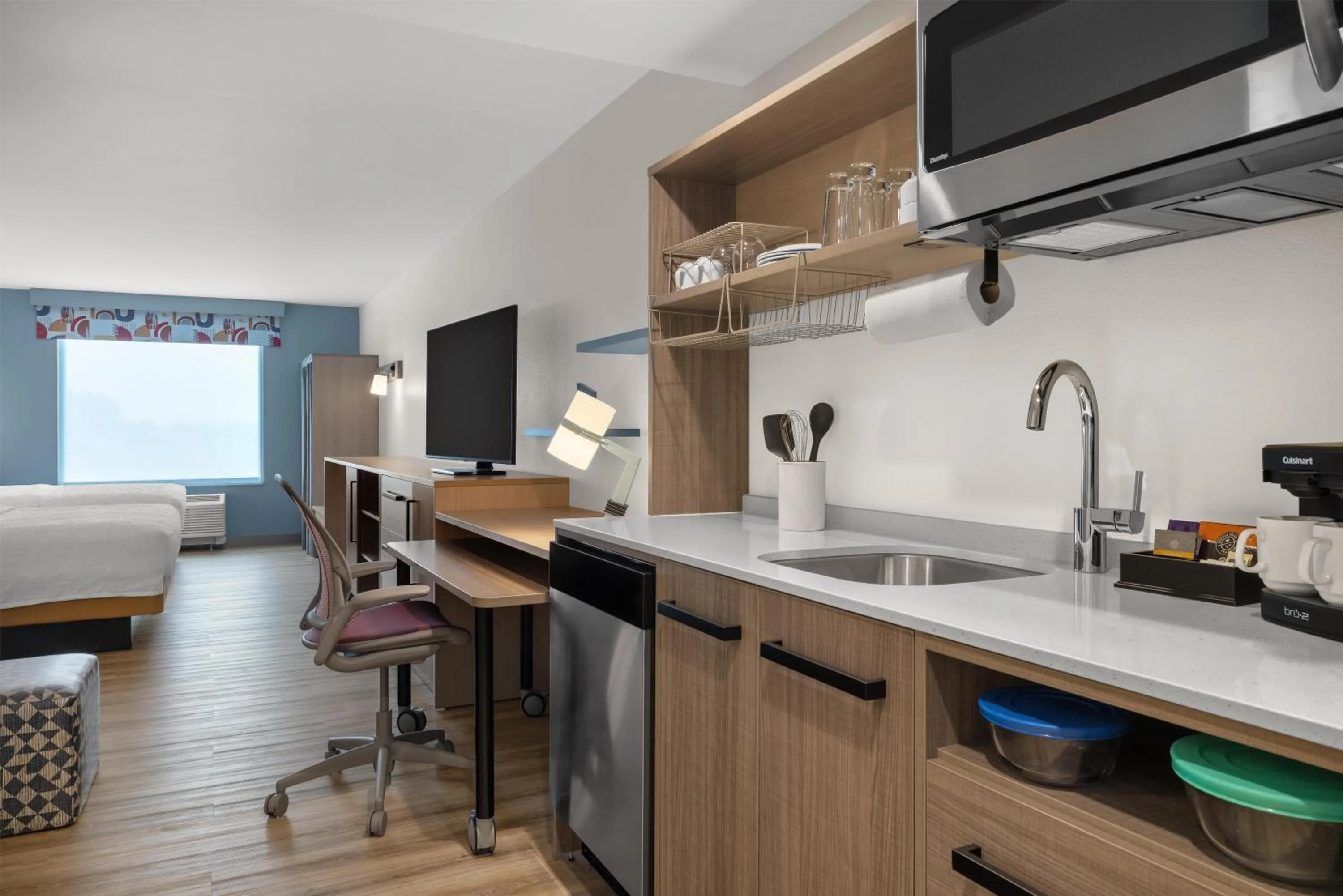 Kitchen or kitchenette, Bed in Home2 Suites By Hilton Muncie