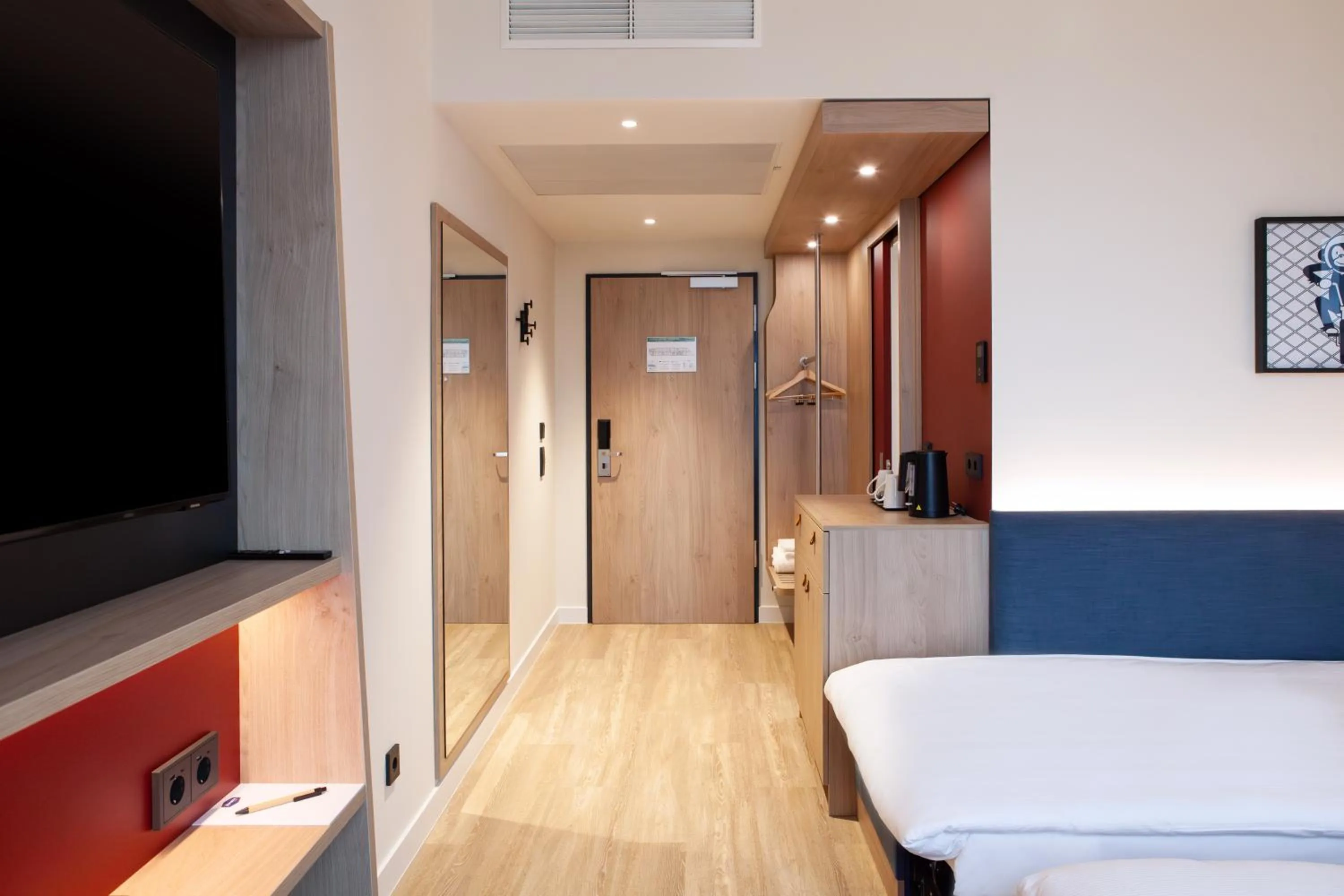 Bathroom, Bed in Hampton By Hilton Stuttgart Airport