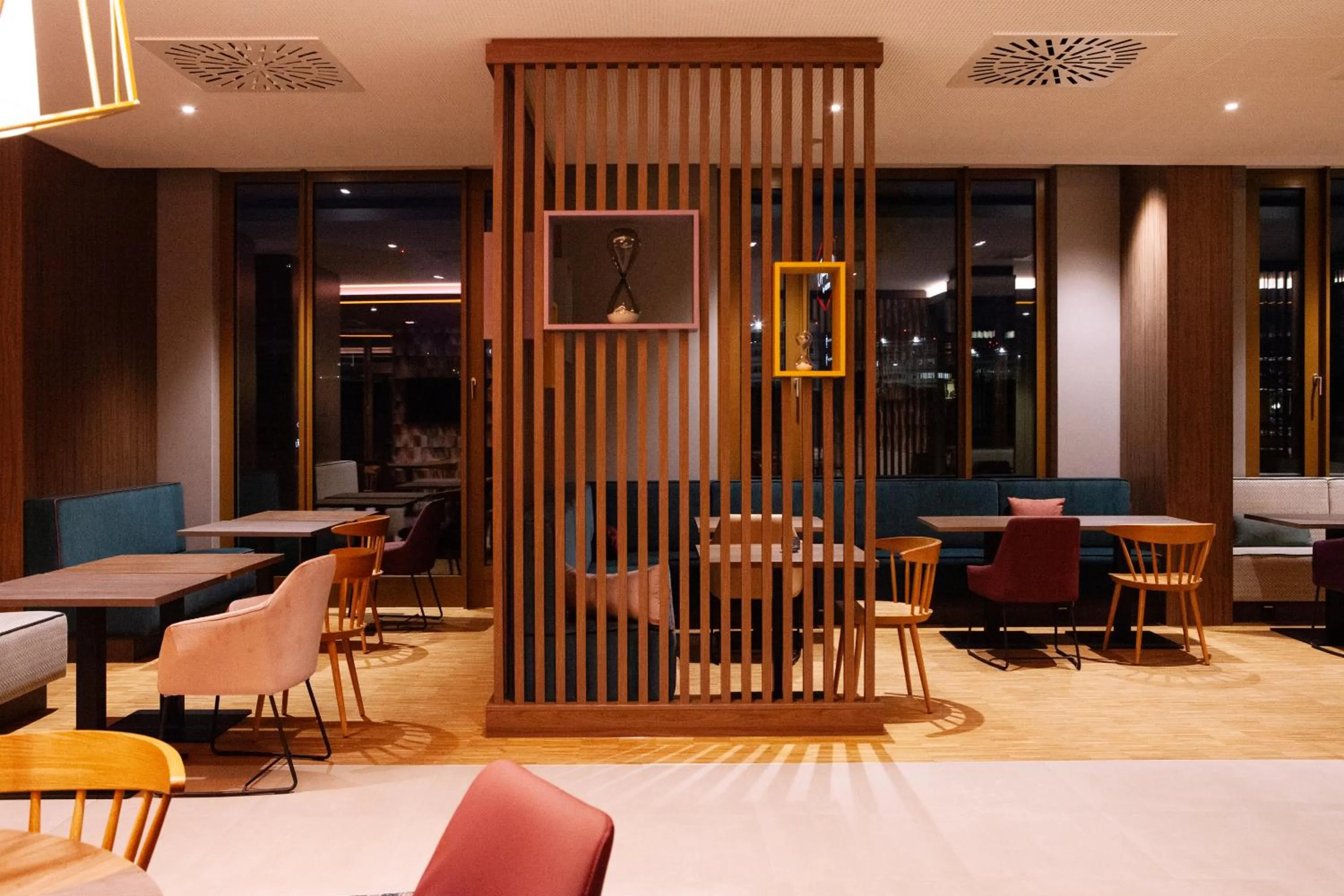 Lobby or reception in Hampton By Hilton Stuttgart Airport