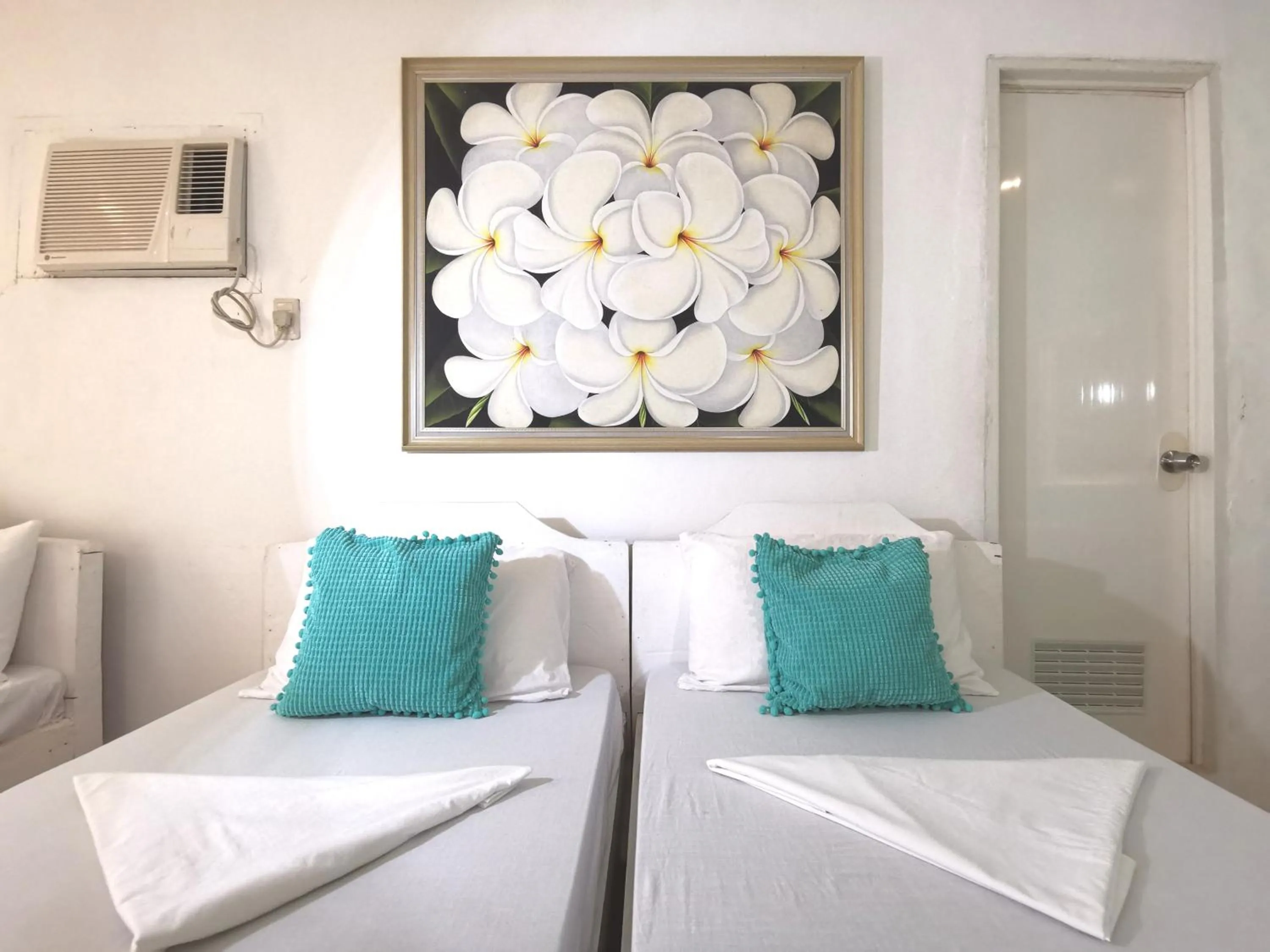 Bed in La Vida Hostel Samal Island