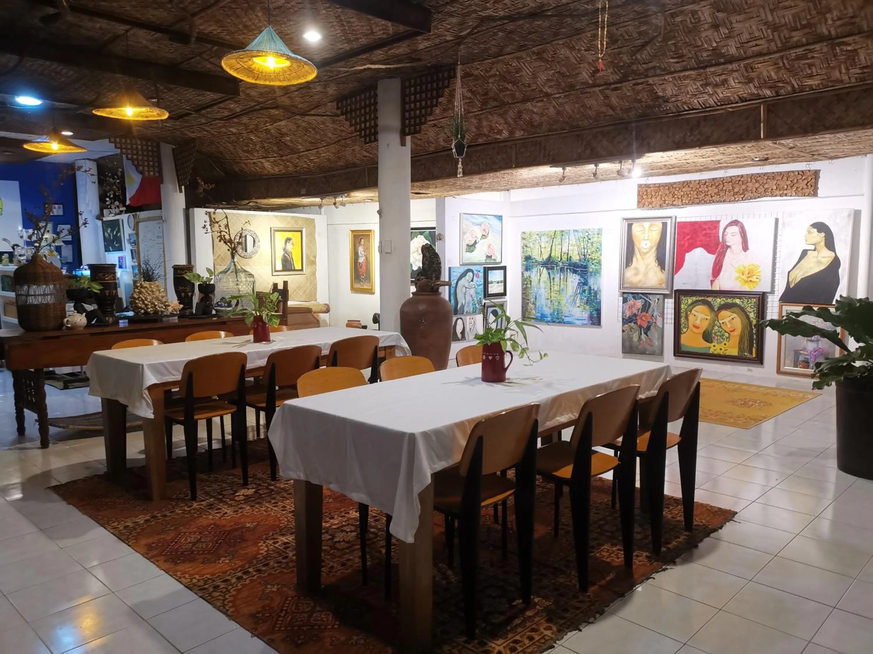 Restaurant/places to eat in La Vida Hostel Samal Island