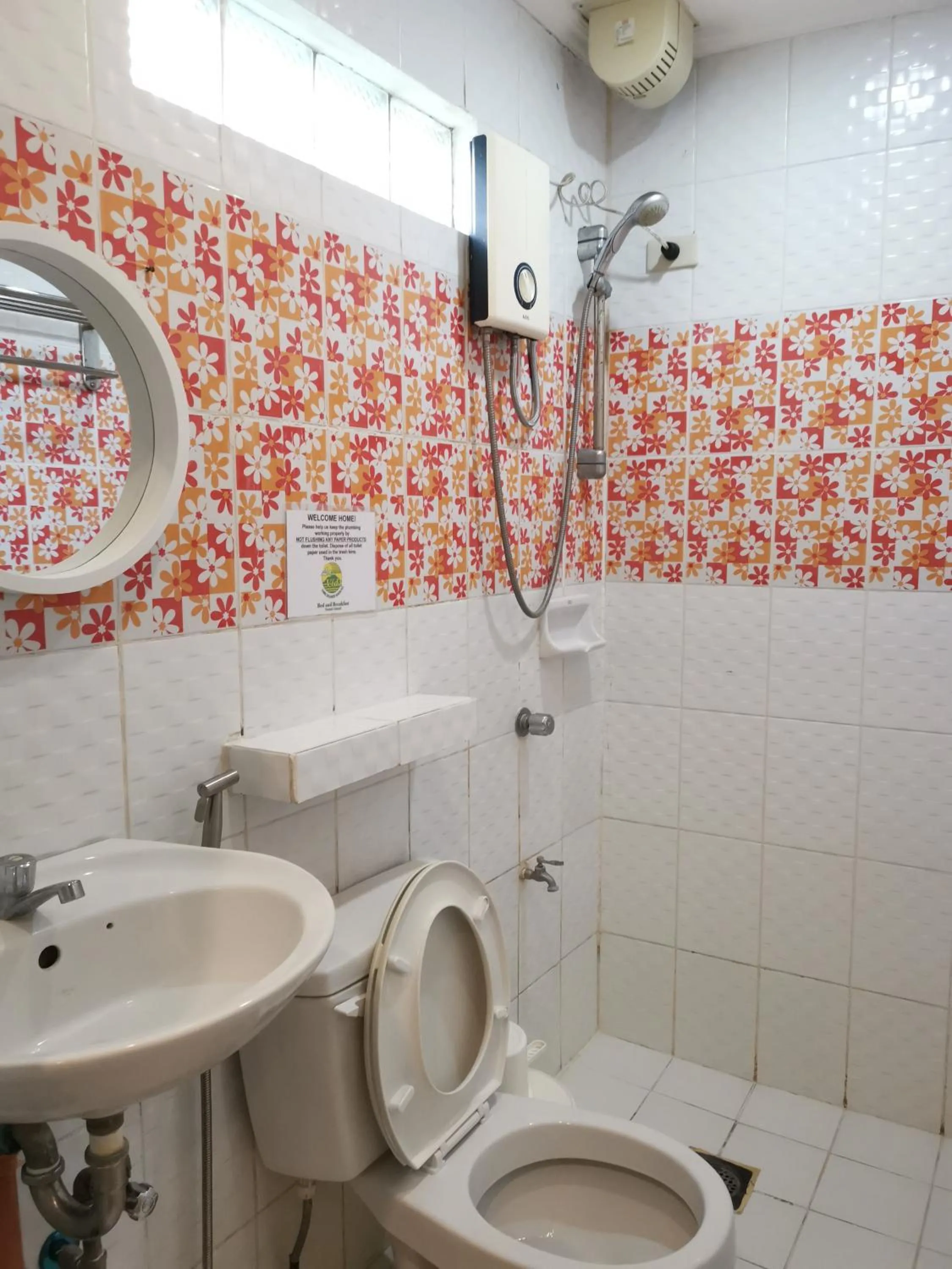 Bathroom in La Vida Hostel Samal Island