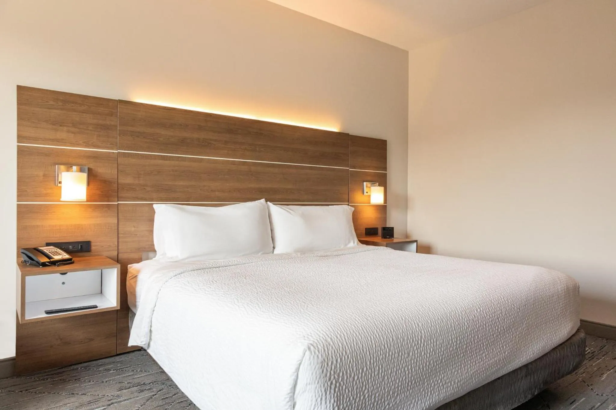 Photo of the whole room, Bed in Holiday Inn Express & Suites Victoria-Colwood by IHG