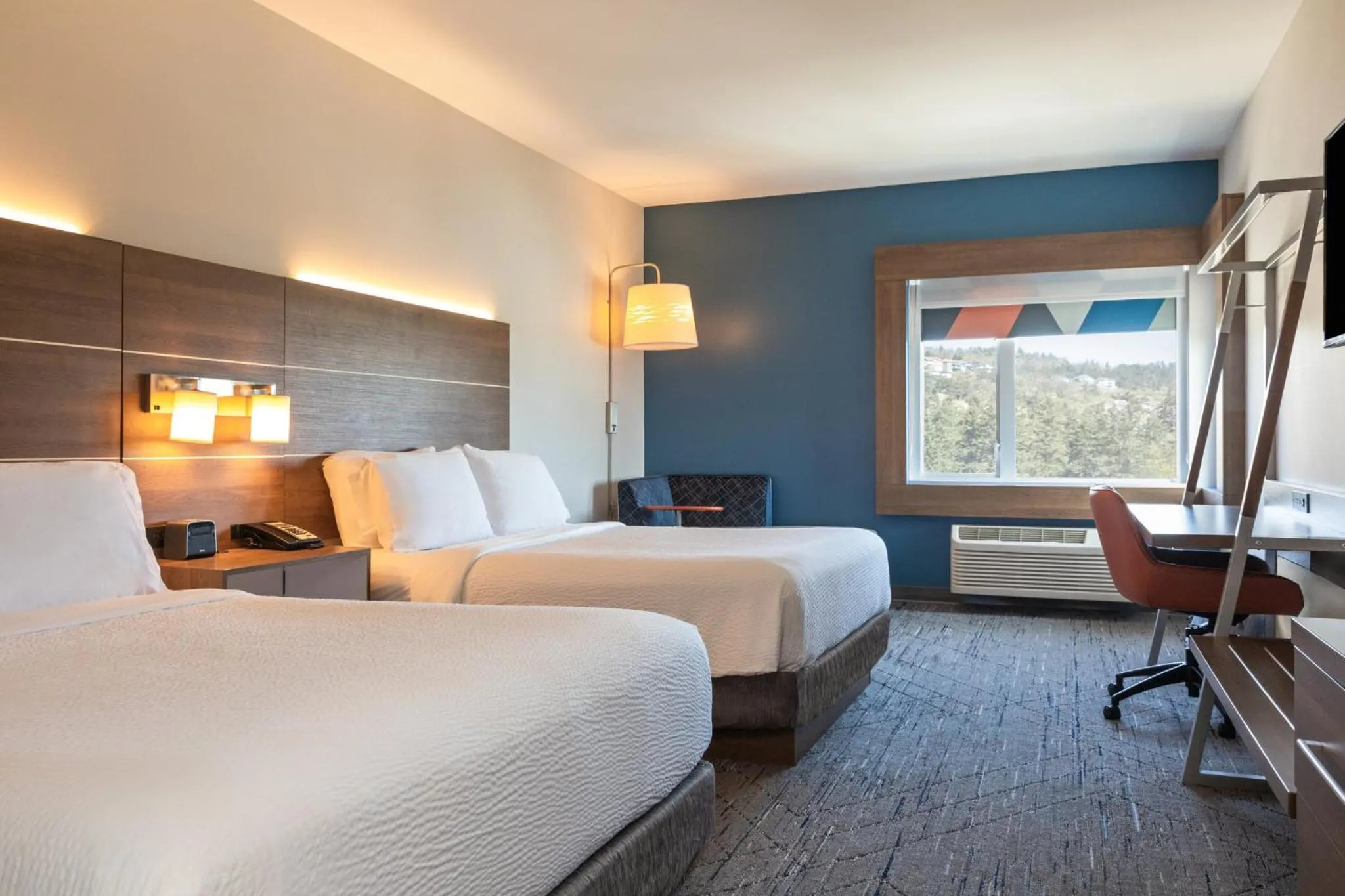 Photo of the whole room, Bed in Holiday Inn Express & Suites Victoria-Colwood by IHG