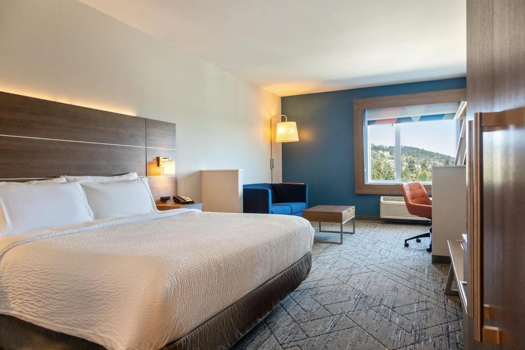 Bedroom, Bed in Holiday Inn Express & Suites Victoria-Colwood by IHG