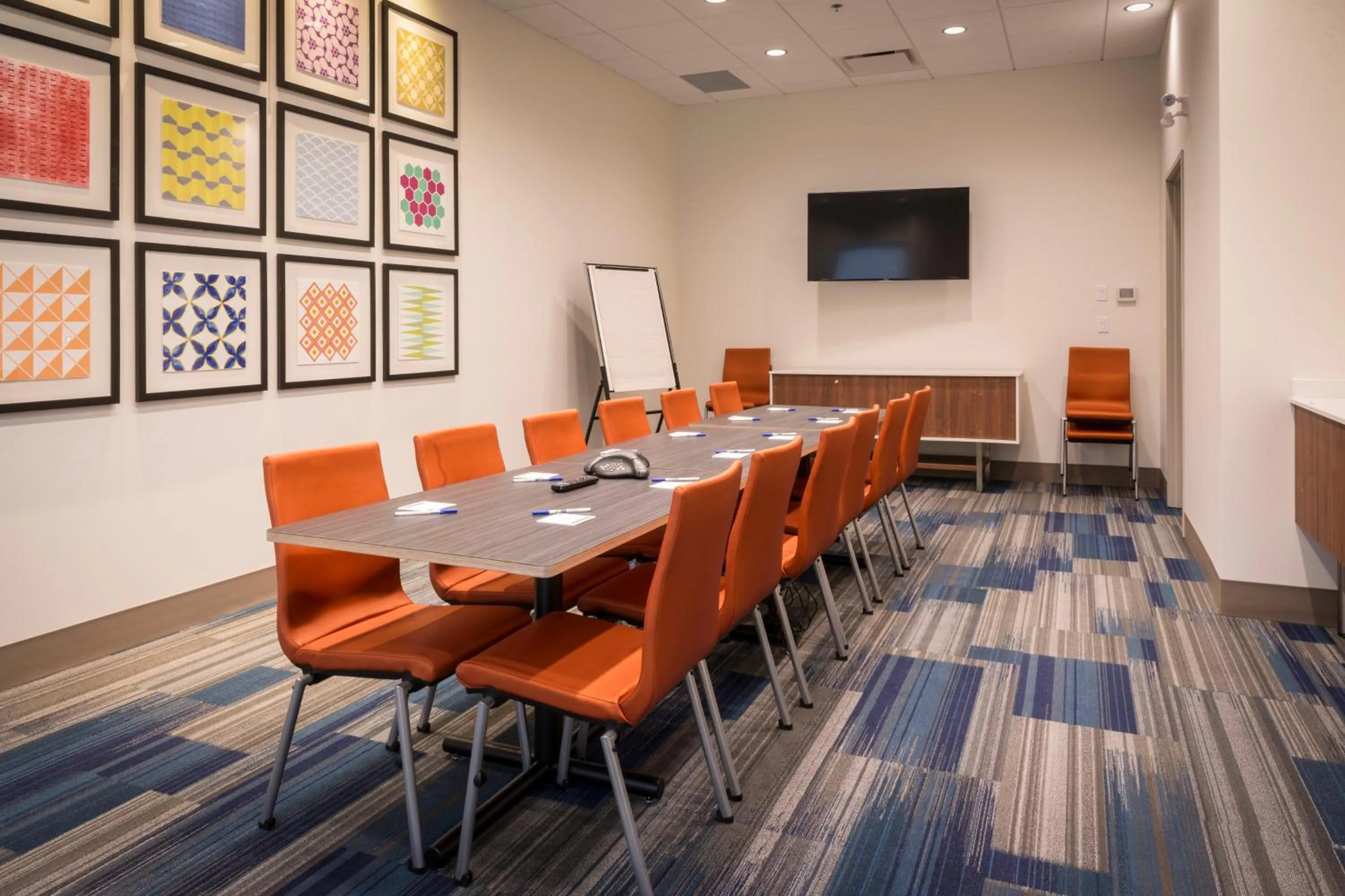 Meeting/conference room in Holiday Inn Express & Suites Victoria-Colwood by IHG